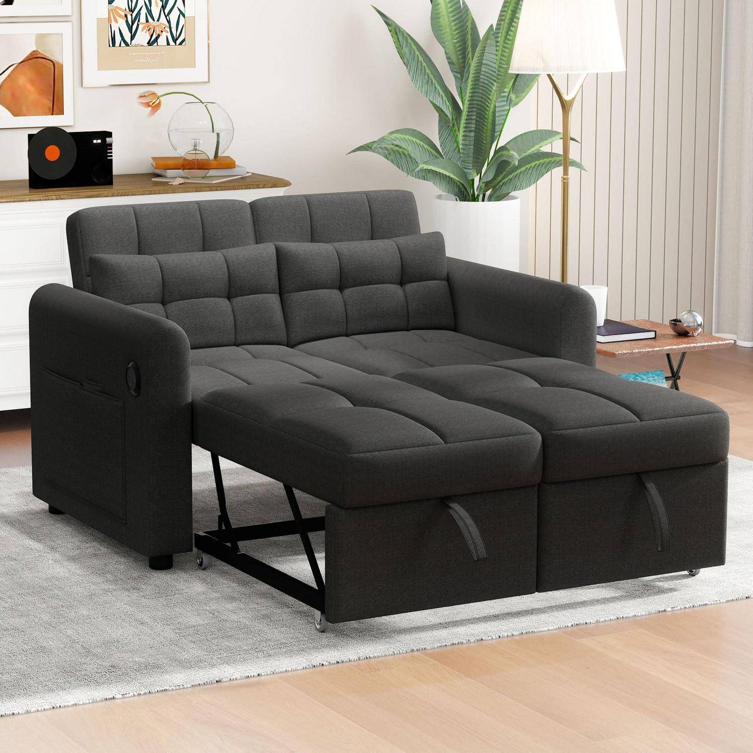 Schwarzes gepolstertes Ausziehsofa in einem modernen Wohnzimmer, teilweise zu einer chaiselongueartigen Schlaffläche ausgezogen.