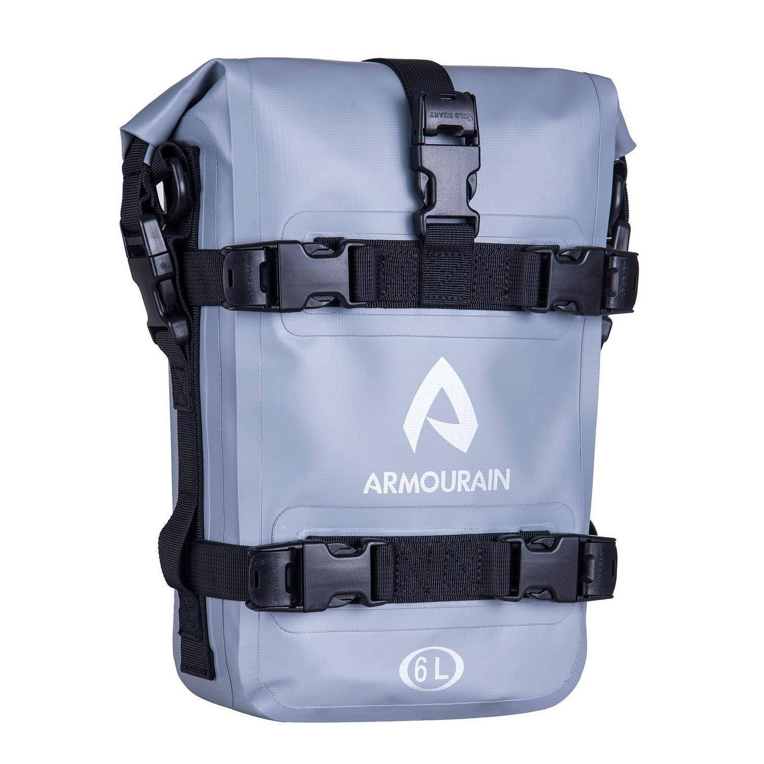 Grauer wasserdichter Roll-Top-Trockenbeutel mit schwarzen Riemen und Schnallen, markenbezeichnet „ARMOURAIN