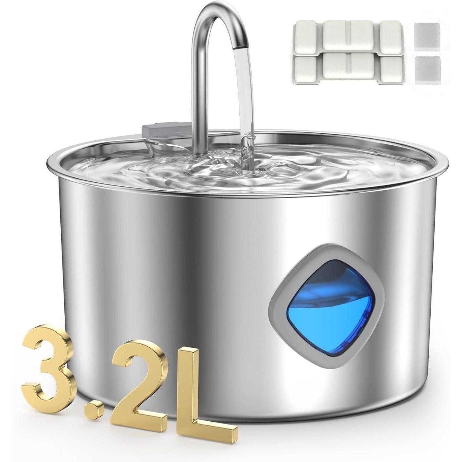 3,2-Liter-Edelstahl-Wasserbehälter mit Hahn und offenem Deckel, dargestellt mit Wasser im Inneren und einem blauen Sichtfenster; kleine kachelartige Symbole im Hintergrund.