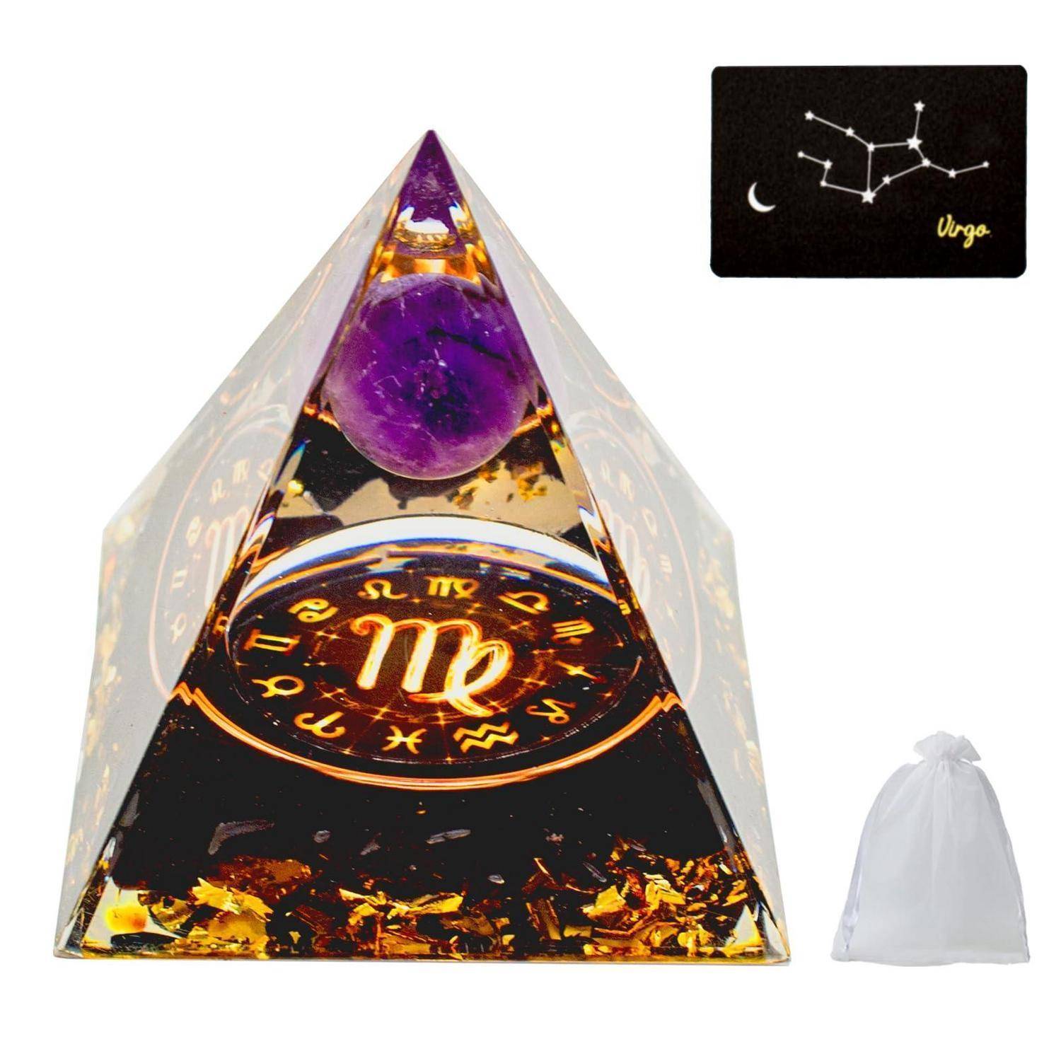 Eine Glaspyramide als Briefbeschwerer mit einer violetten Kugel und einem leuchtenden Jungfrau-Tierkreissymbol; die Detailansicht zeigt die Jungfrau-Konstellation, daneben ein kleines weißes Säckchen.
