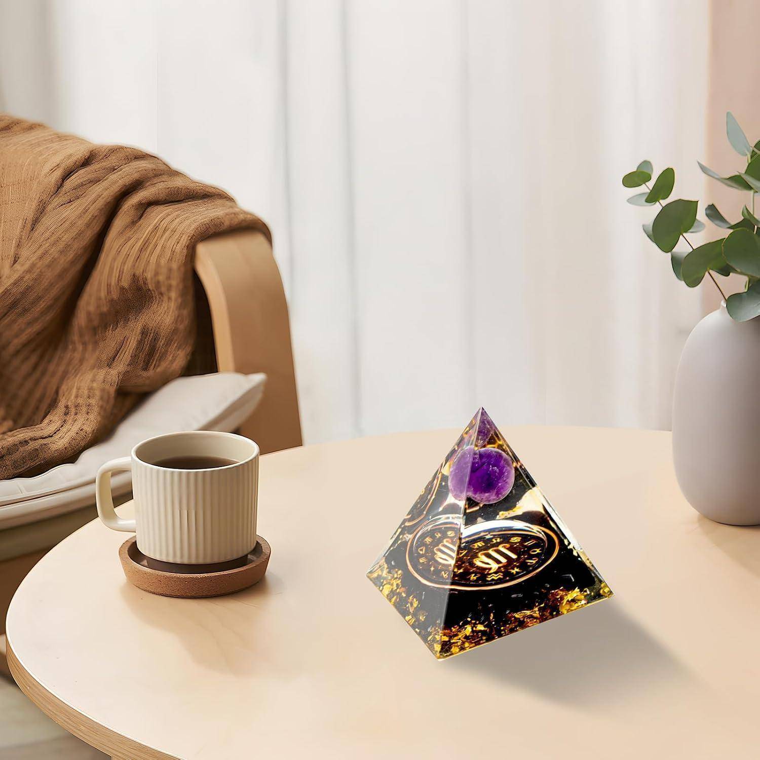 Eine schwebende durchsichtige Pyramide mit einem Gold-und-Violett-Design schwebt über einem Couchtisch neben einer Kaffeetasse in einem gemütlichen Wohnzimmer.