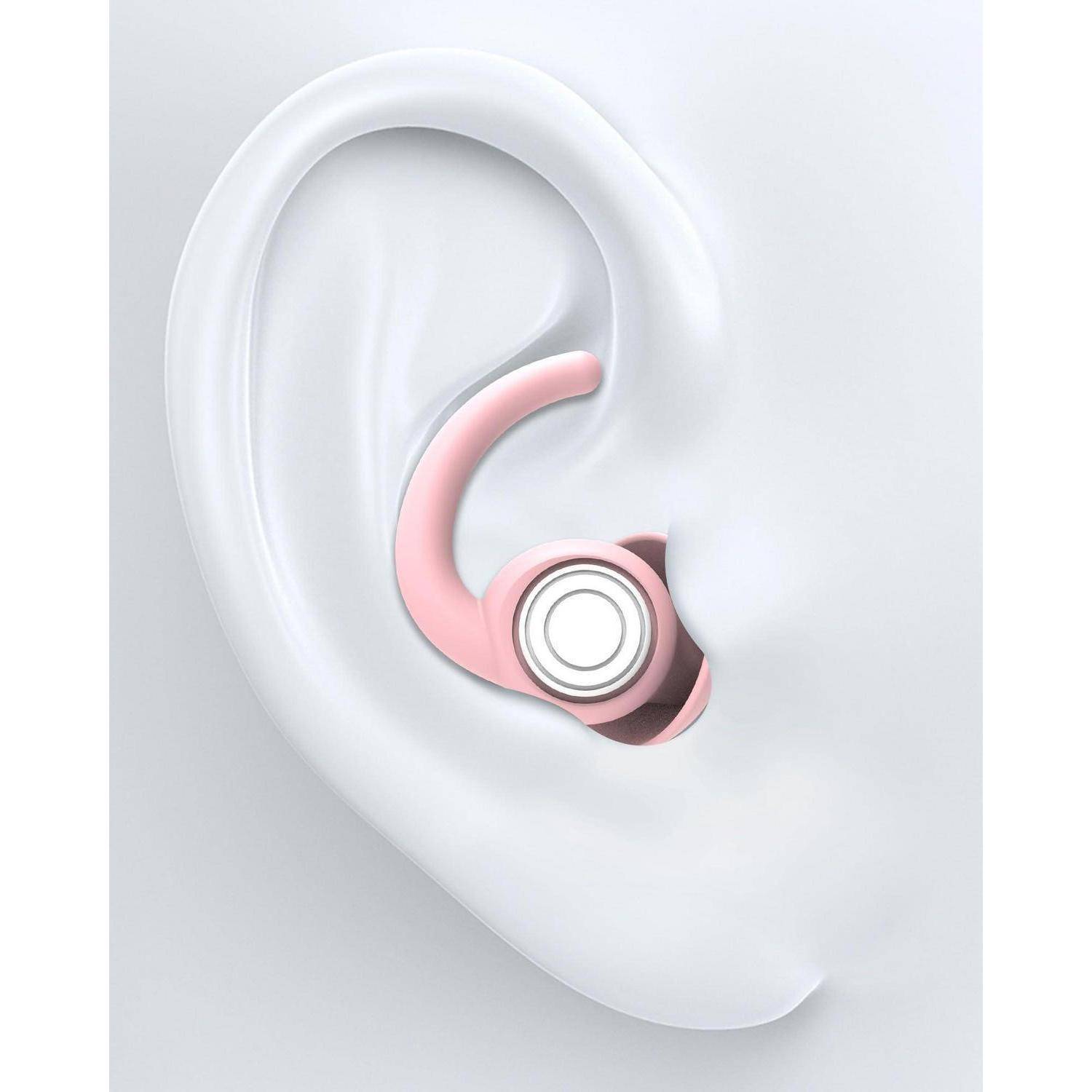 Nahaufnahme eines weißen Ohrs, das einen rosa kabellosen Ohrhörer mit kreisförmigem Ladeetui-Design trägt, vor einem einfachen hellen Hintergrund dargestellt.