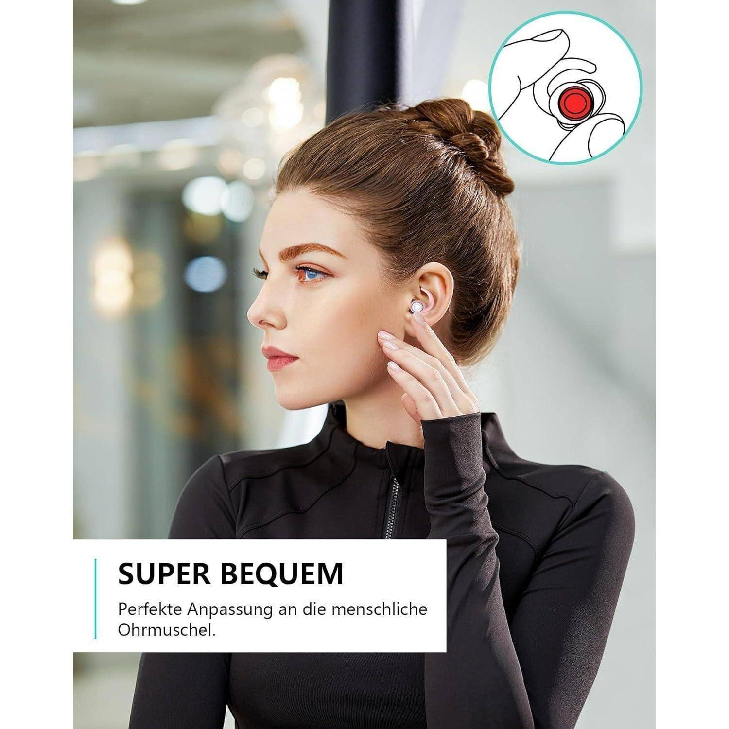 Frau mit kabellosem Ohrhörer passt ihn am Ohr an; der Produktwerbungstext lautet „SUPER BEQUEM