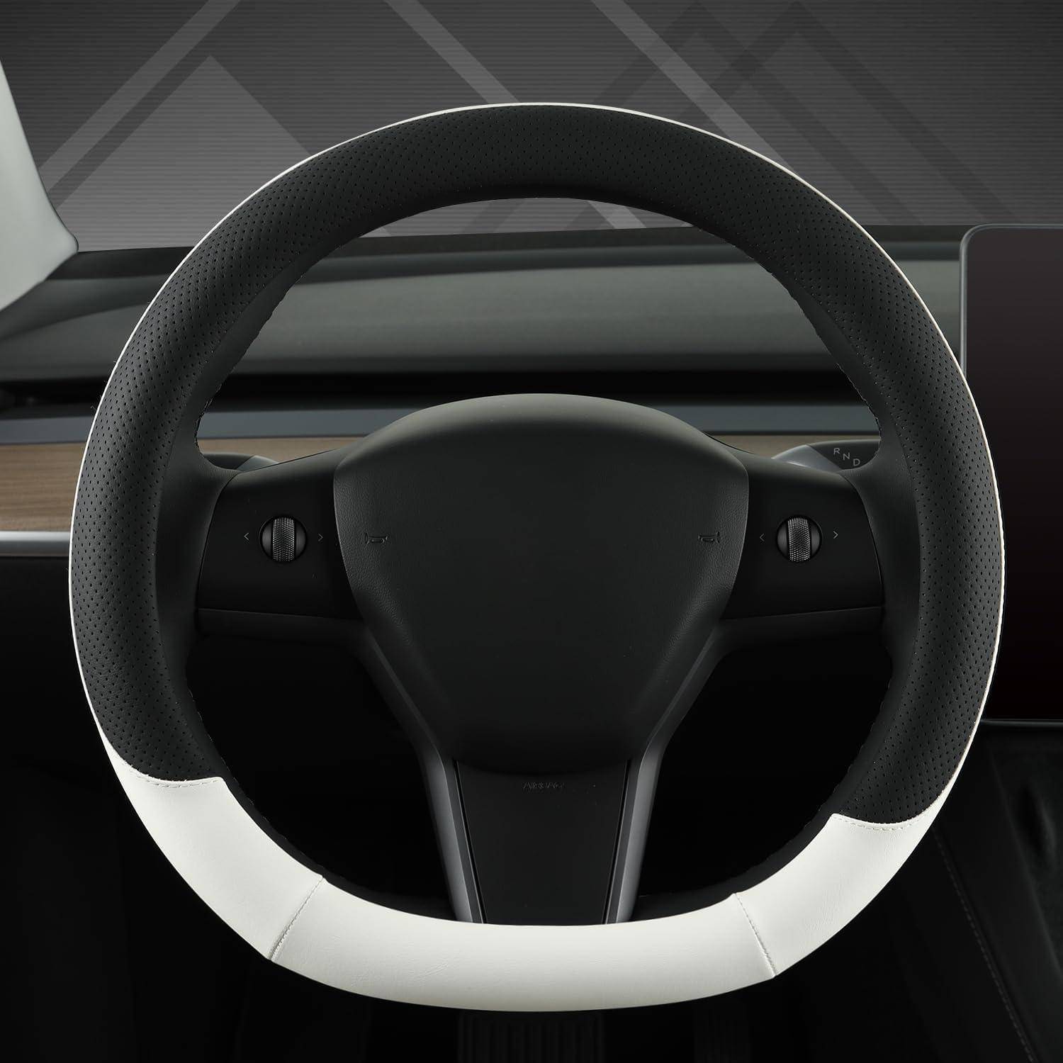 Nahaufnahme eines schwarzen Lenkrads mit einem weißen unteren Bereich in einem modernen Armaturenbrett-Interieur eines Autos.