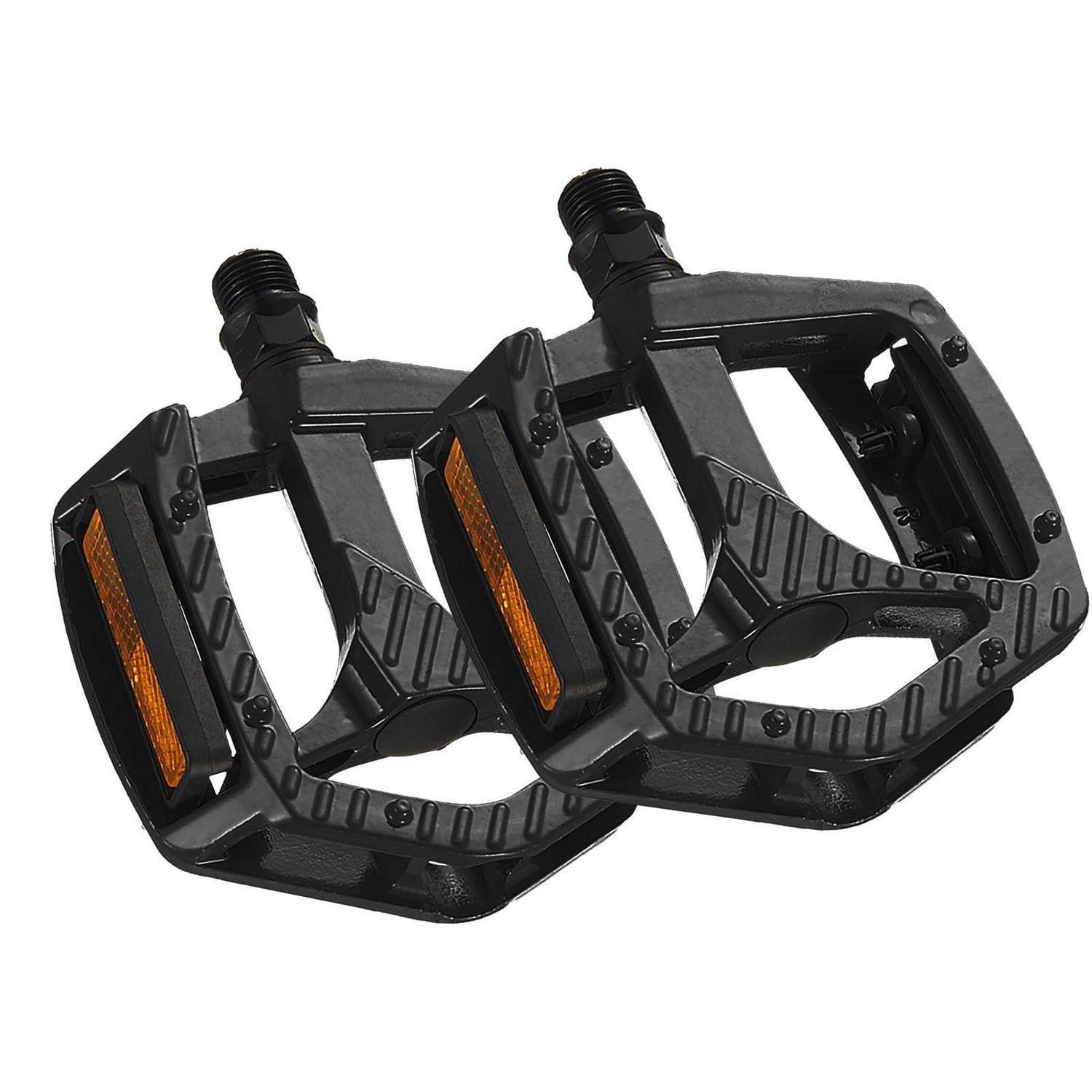 Paar schwarze Fahrradplattformpedale mit orangefarbenen Reflektoren, gezeigt auf weißem Hintergrund.