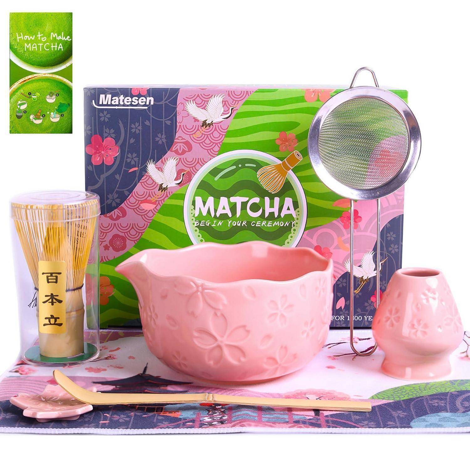Matcha-Teezeremonie-Set mit Schneebesen, Schale, Sieb, Tasse, Löffel und Verpackung mit der Aufschrift „MATCHA Begin Your Ceremony