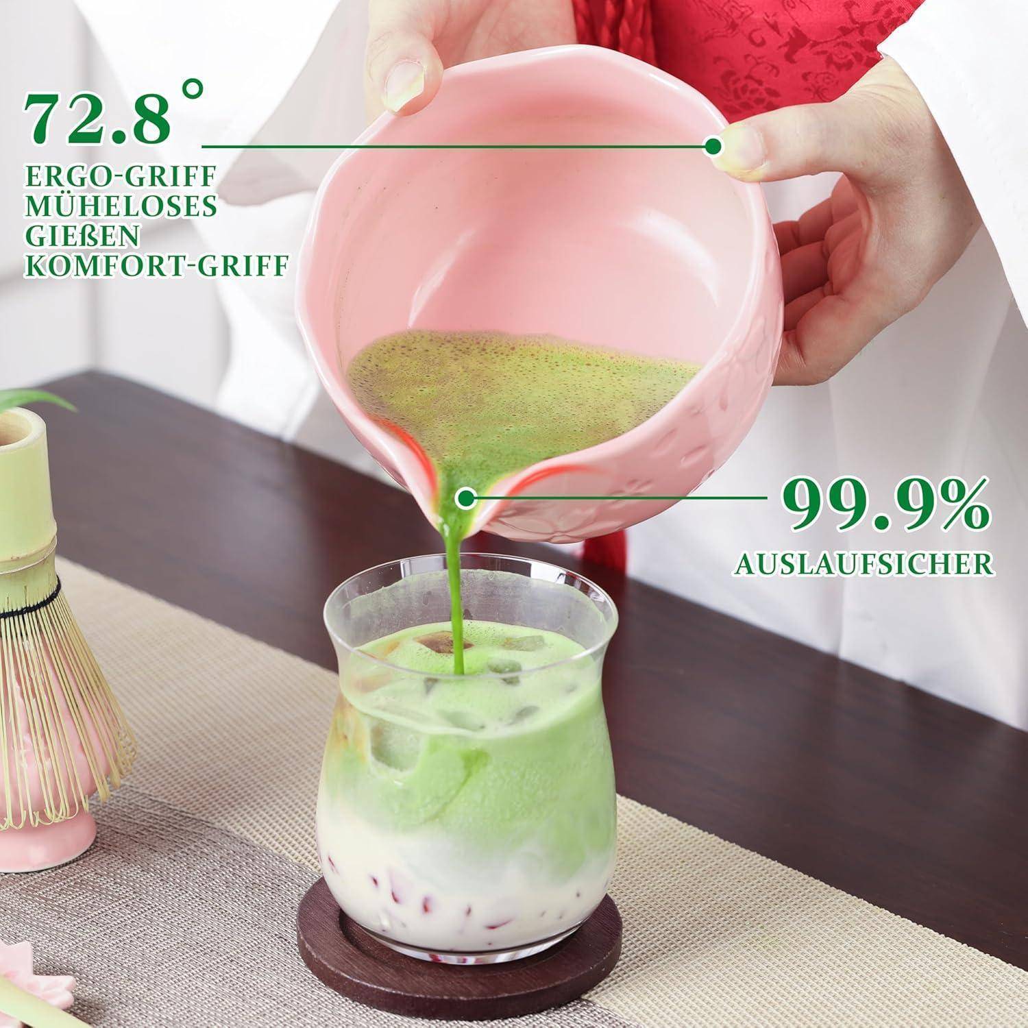Eine Person gießt Grüntee aus einer ergonomischen Ausgussöffnung von 72,8° in ein Glas und zeigt einen präzisen, verschüttungssicheren Ausguss von 99,9%.
