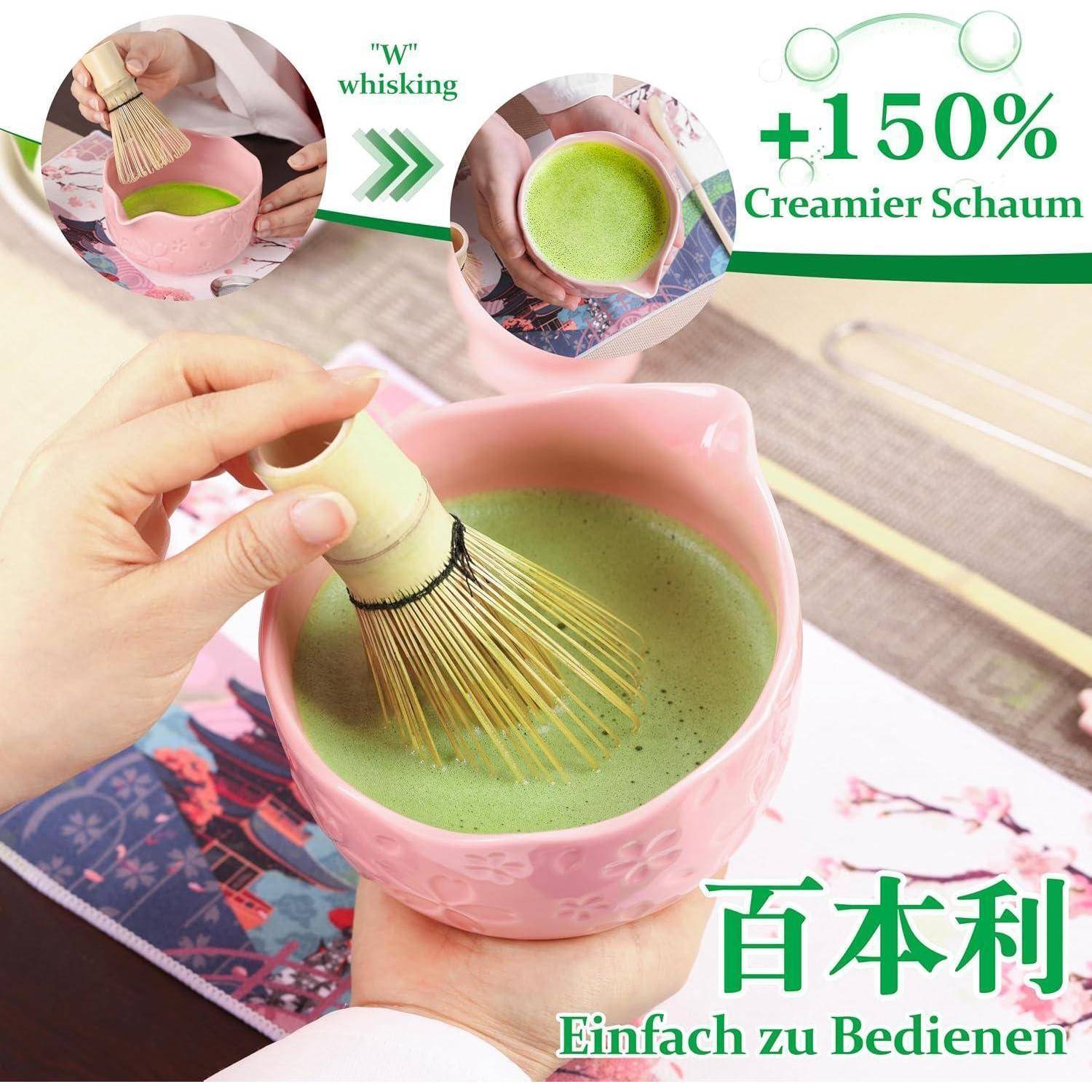 Hände, die grünen Matcha in einer rosa Schüssel mit einem Bambusquirl schlagen; der Anzeigentext sagt „W" Schlagen, „+150% Cremigerer Schaum"" und „Einfach zu Bedienen"".