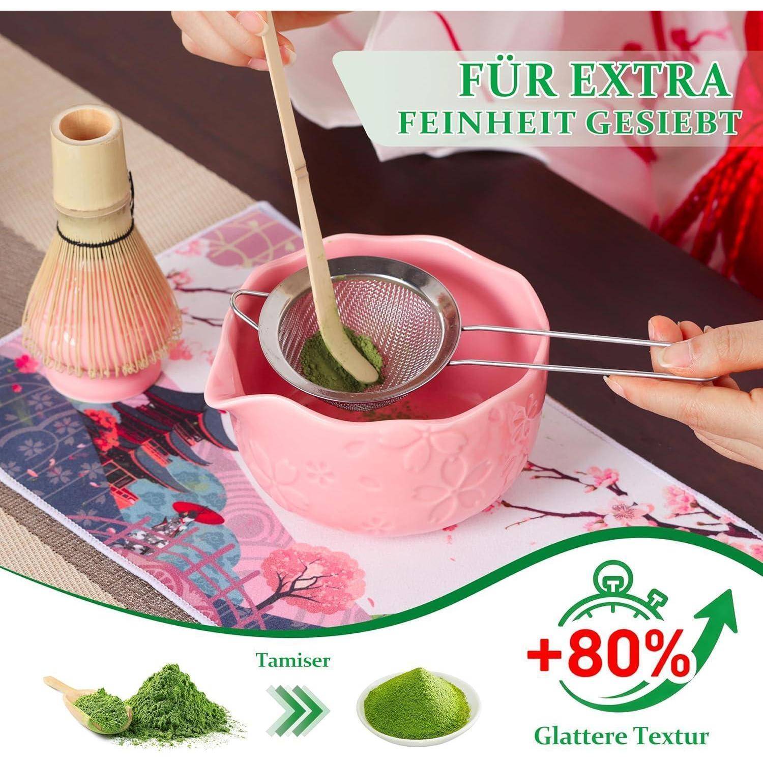 Matcha-Tee wird durch ein feines Sieb in eine rosa Schüssel gesiebt; deutscher Text sagt „FÜR EXTRA FEINHEIT GESIEBT", „Tamiser"", „+80%"" und „Glattere Textur"".