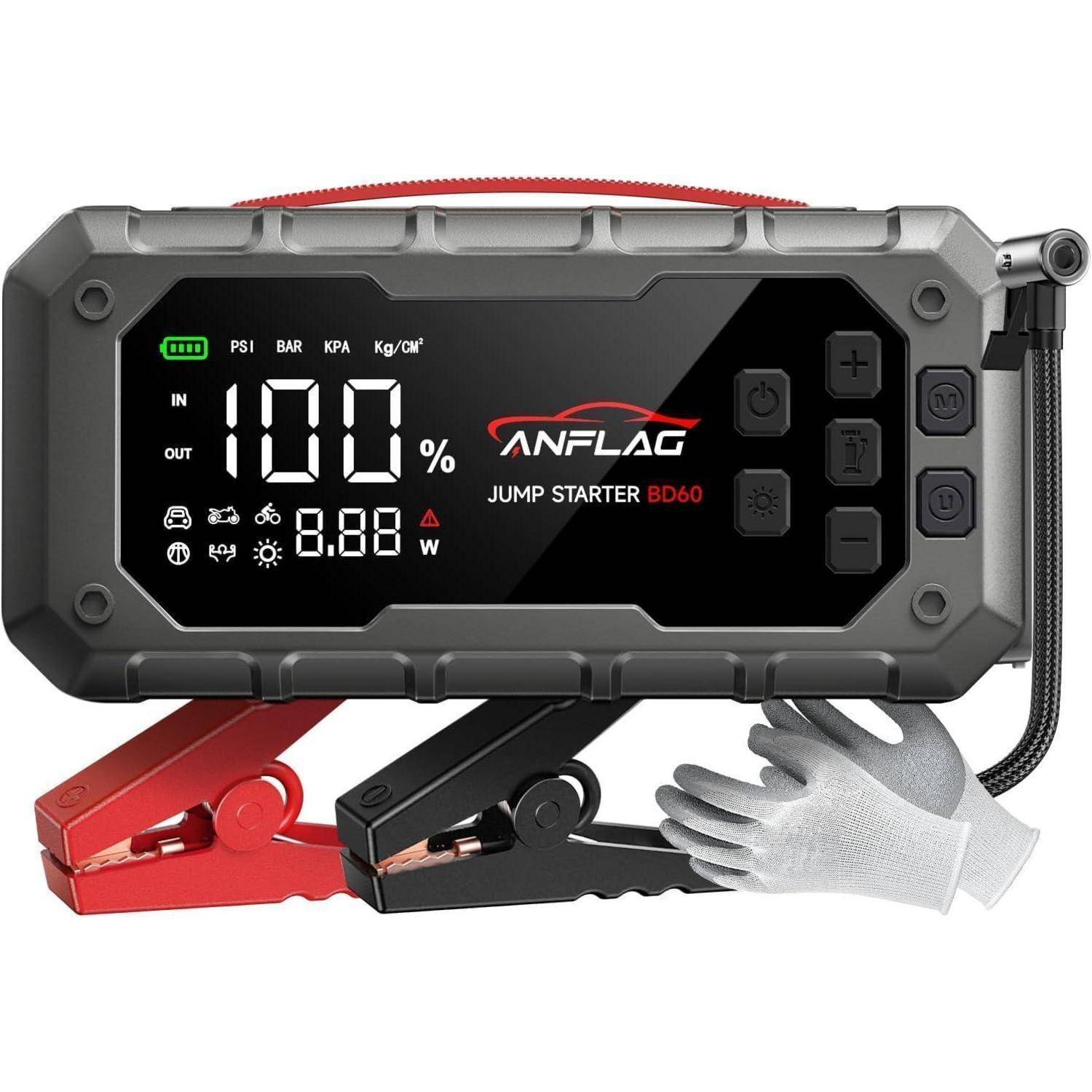 ANFLAG BD60 Starthilfe mit Display zeigt 100% Ladung, mit roten und schwarzen Batterieklemmen und weißen Handschuhen auf weißem Hintergrund.