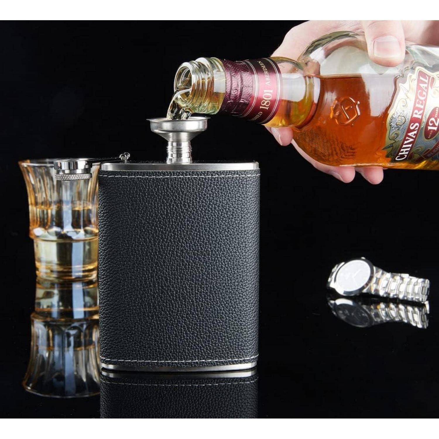 Eine Hand gießt bernsteinfarbeneres Spirituosengetränk aus einer Chivas-Regal-Flasche in eine Edelstahl-Flachmannflasche neben einem gefüllten Schnapsglas und einer Uhr auf schwarzem Hintergrund.