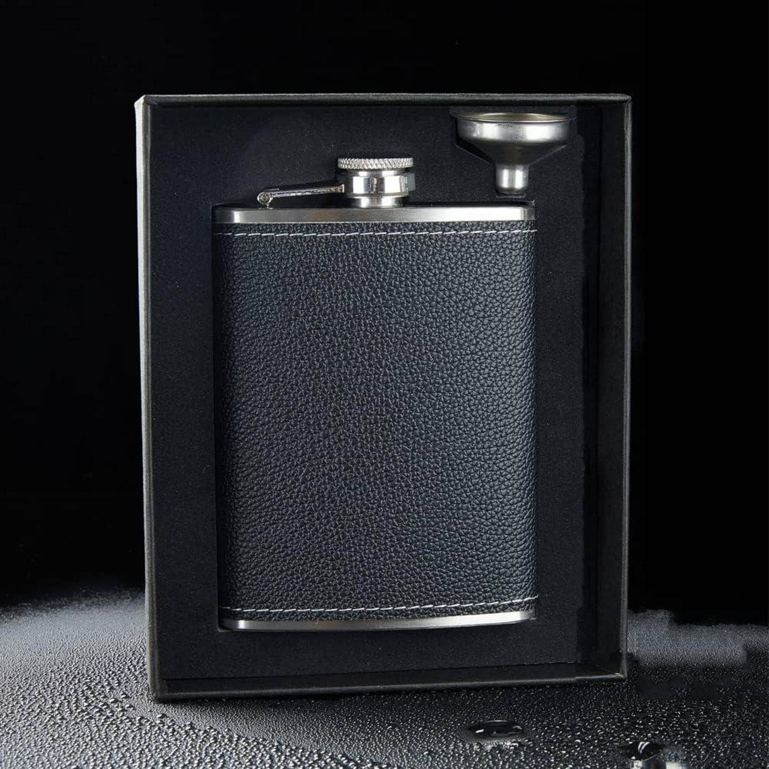 Eine schwarze, lederumwickelte Metallhüftflasche in einer Präsentationsbox, mit Trichter und Schraubverschluss im Lieferumfang enthalten.