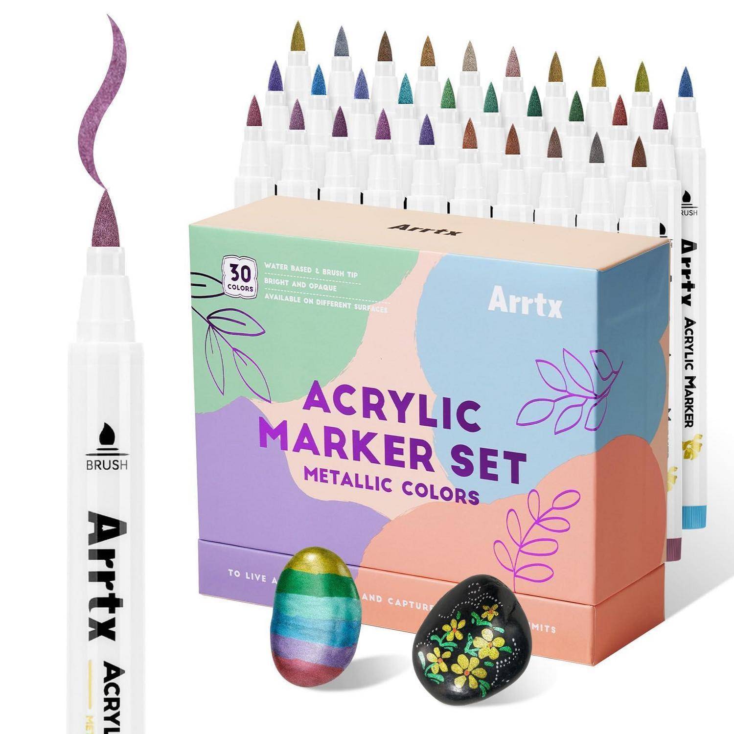 Arrtx Acrylmarker-Set mit 30 metallischen Farben, gezeigt mit mehreren Stiftspitzen und einer Produktschachtel, sowie dekoriert bemalten Steinen.