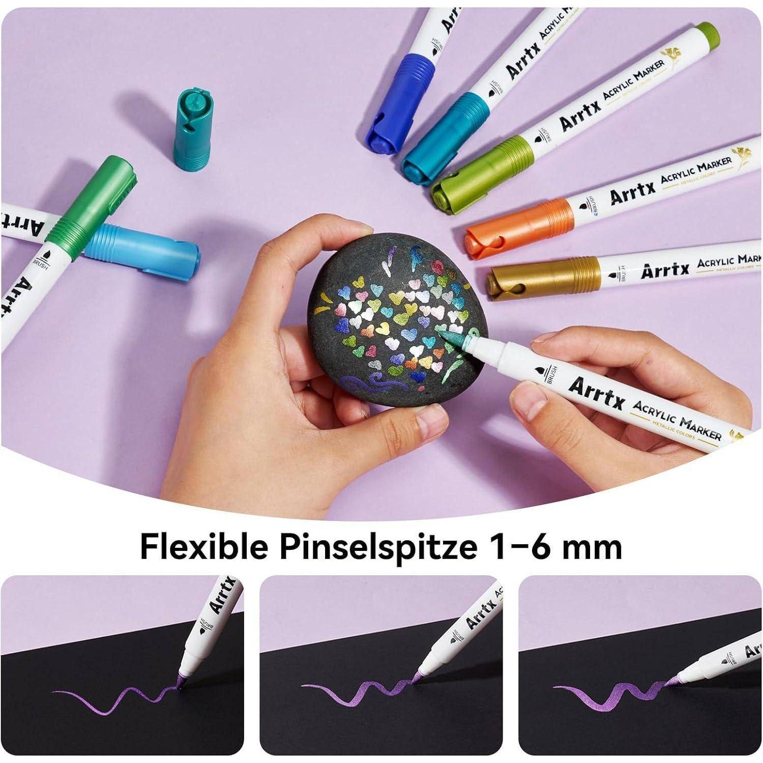 Hände dekorieren einen schwarzen Stein mit bunten Herzen mithilfe eines Arttx-Acrylmarkers; die Vergrößerung zeigt „Flexible Pinselspitze 1-6 mm