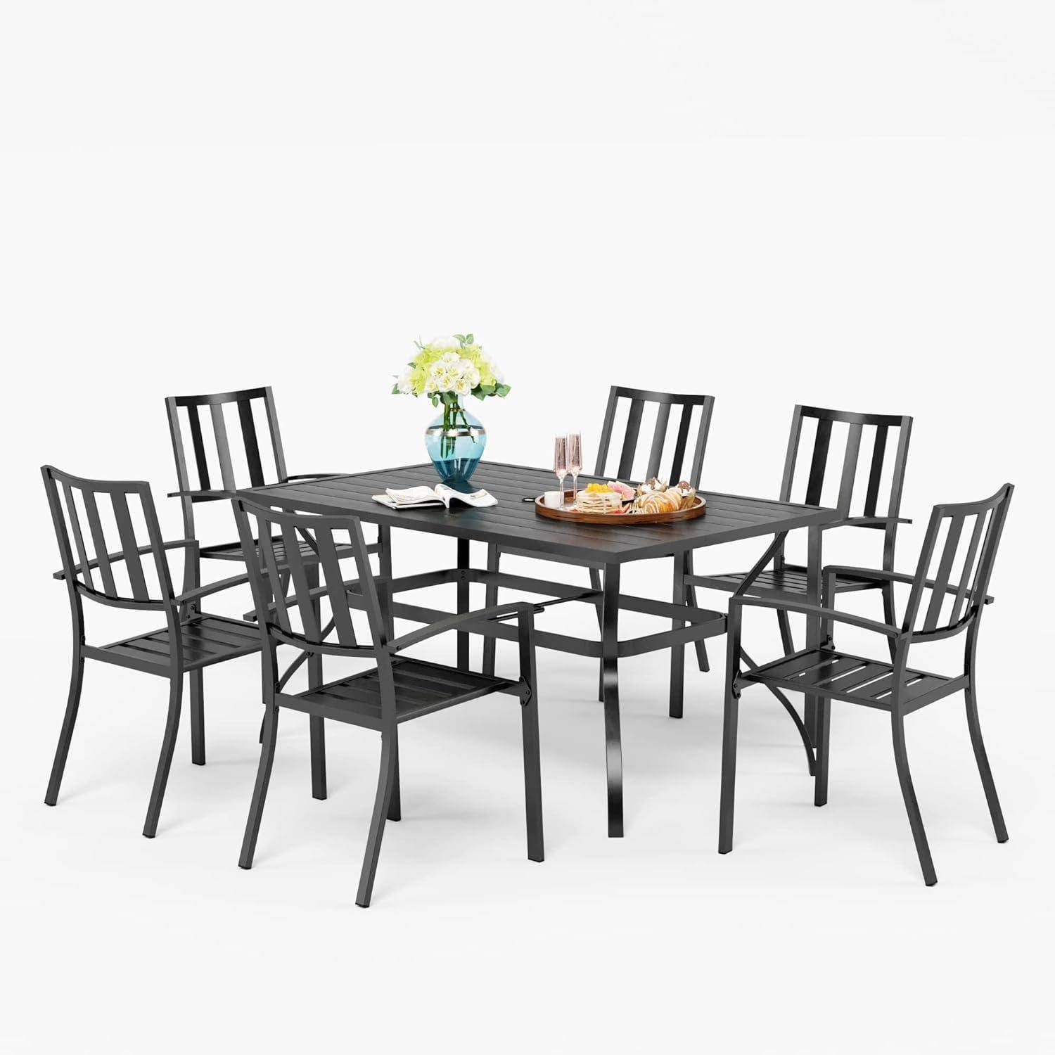 Schwarzes Patio-Essset mit sechs Stühlen um einen rechteckigen Tisch, gezeigt mit Vase, Büchern und einem Serviertablett auf weißem Hintergrund.