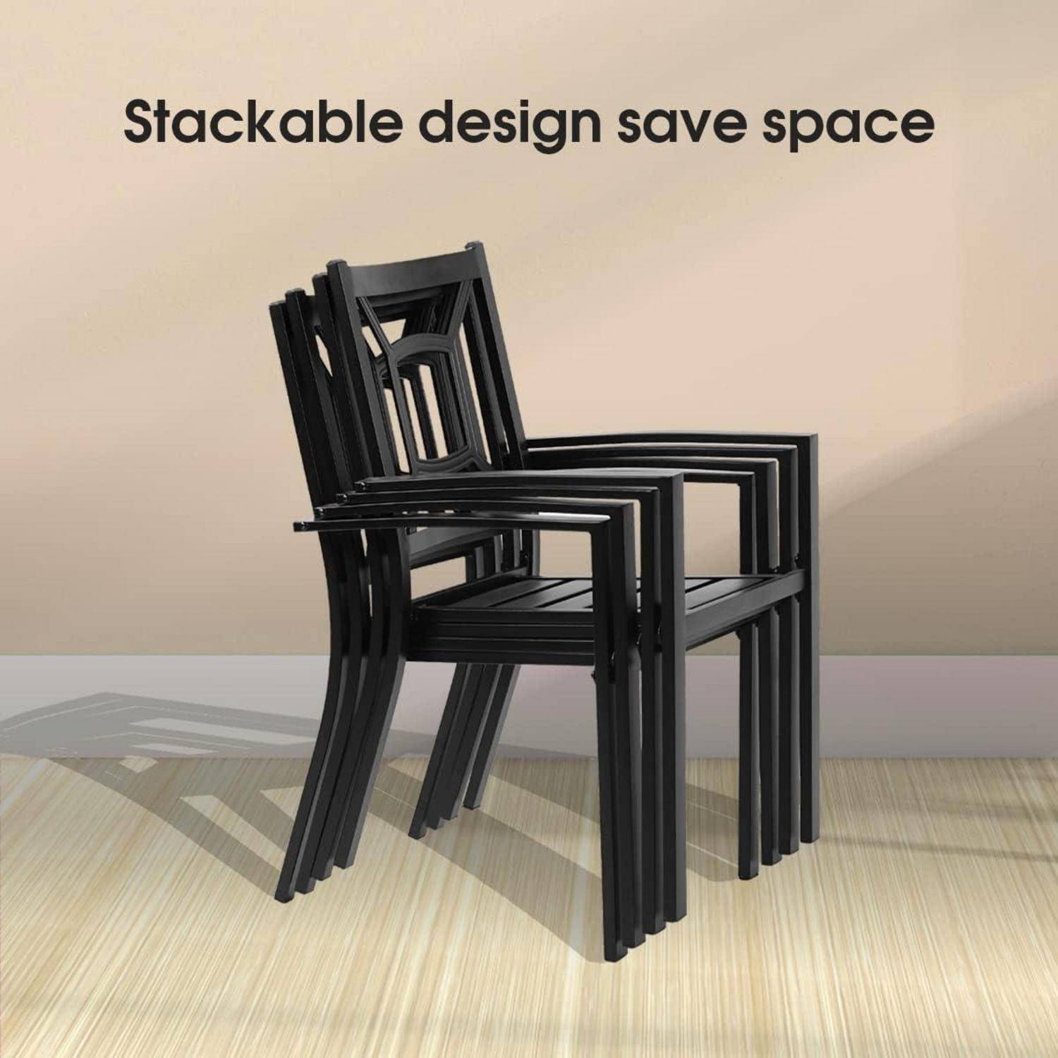 Gestapelte schwarze Stühle, die ein platzsparendes stapelbares Design demonstrieren, mit Text „Stapelbares Design spart Platz