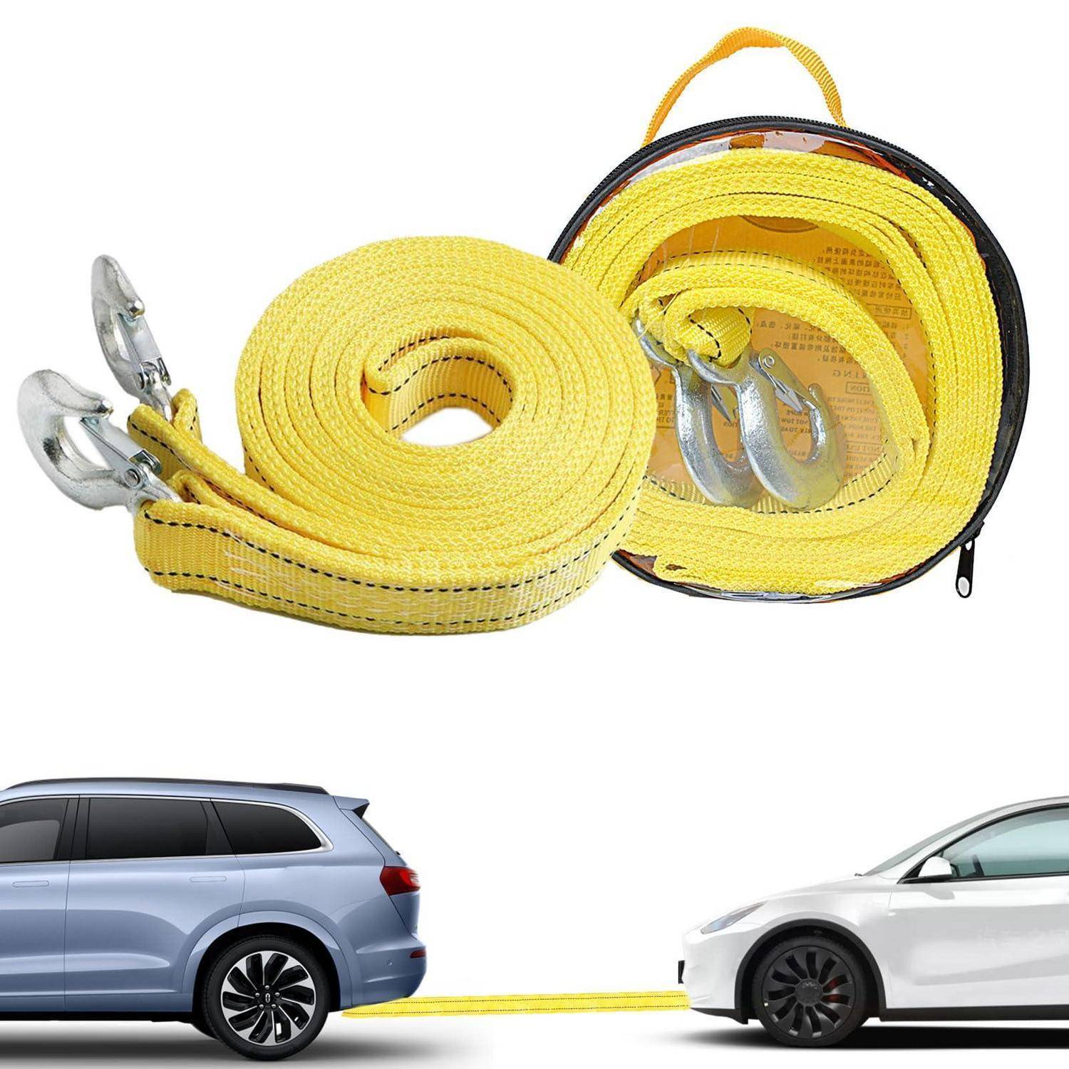 Gelber Abschleppgurt mit Metallhaken, der zwei Autos verbindet und das Abschleppen oder die Bergung von Fahrzeugen veranschaulicht.