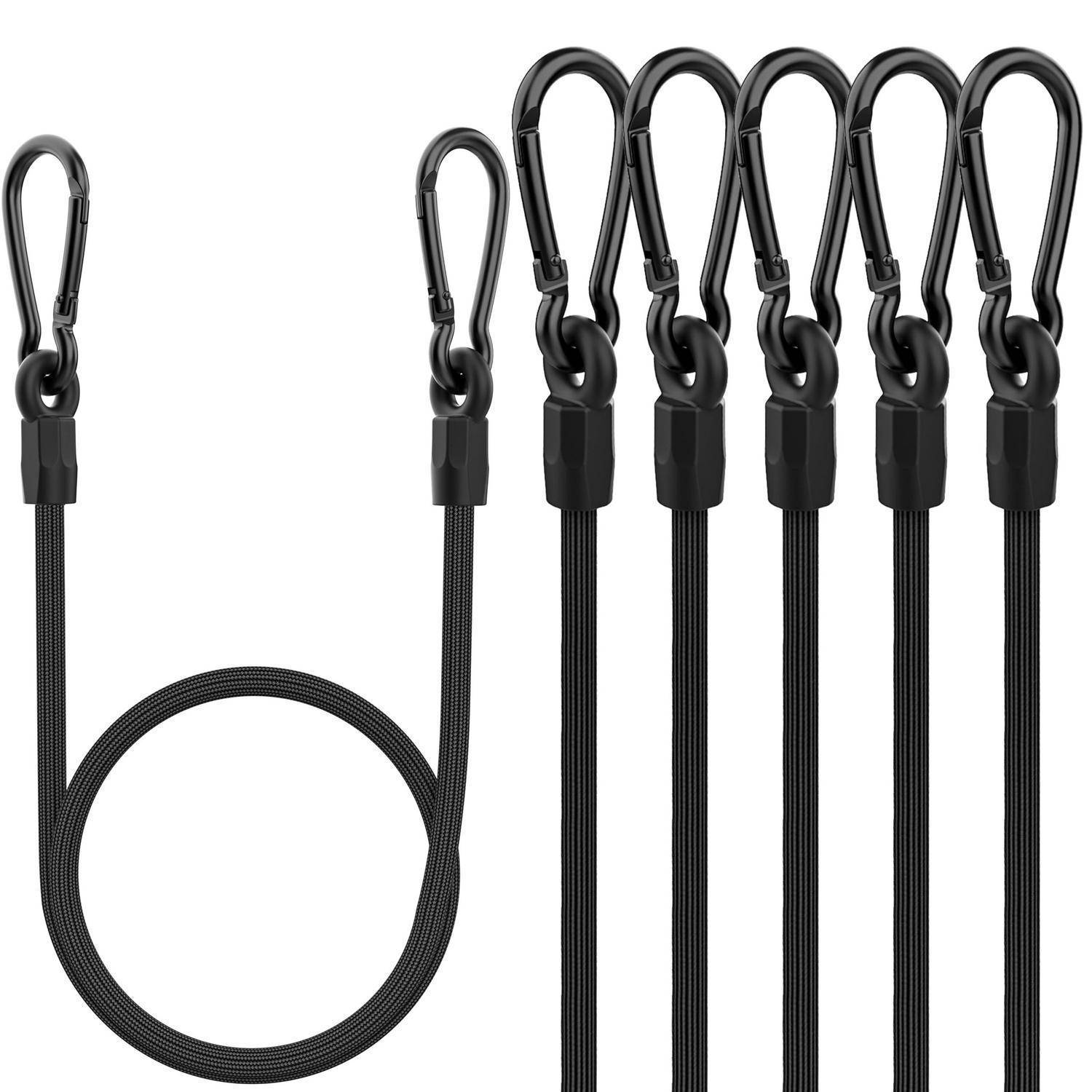 Schwarzes elastisches Bungee-Seil mit mehreren Schleifen und Karabinerhaken, dargestellt in aufgerolltem und ausgedehntem Zustand, um die Länge und mehrere Befestigungspunkte zu demonstrieren.