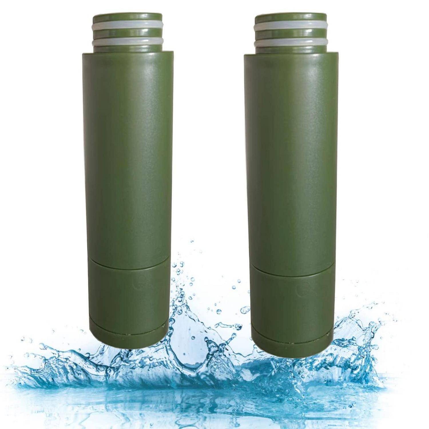 Zwei grüne zylindrische wasserdichte Behälter stehen aufrecht über spritzendem Wasser und deuten auf versiegelte Lagerung oder Auftrieb hin.
