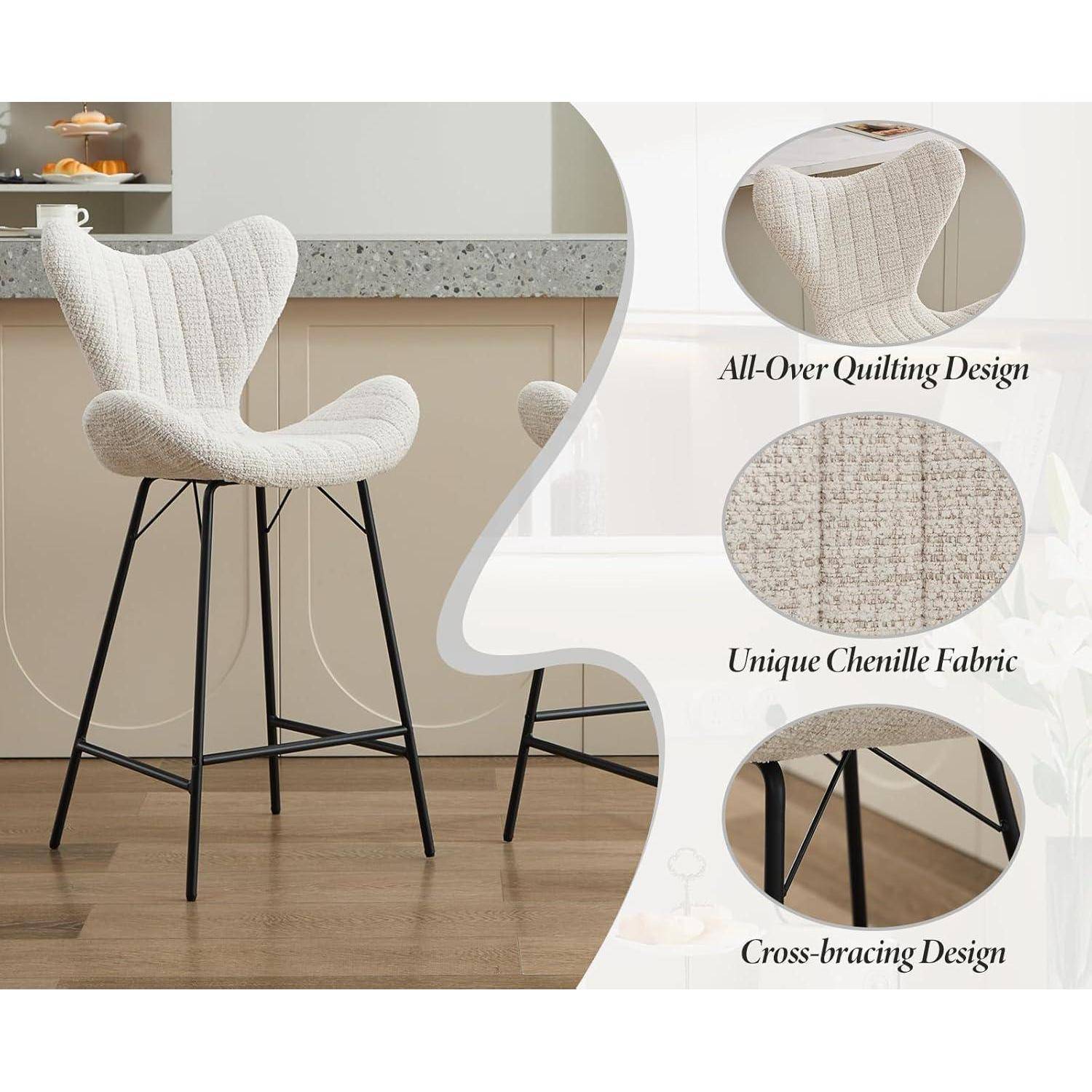 Weiße gepolsterte Barhocker mit schwarzen Metallbeinen; Beschriftungen zeigen die durchgehende Steppung, den Chenille-Stoff und das Kreuzstreben-Design hervor.