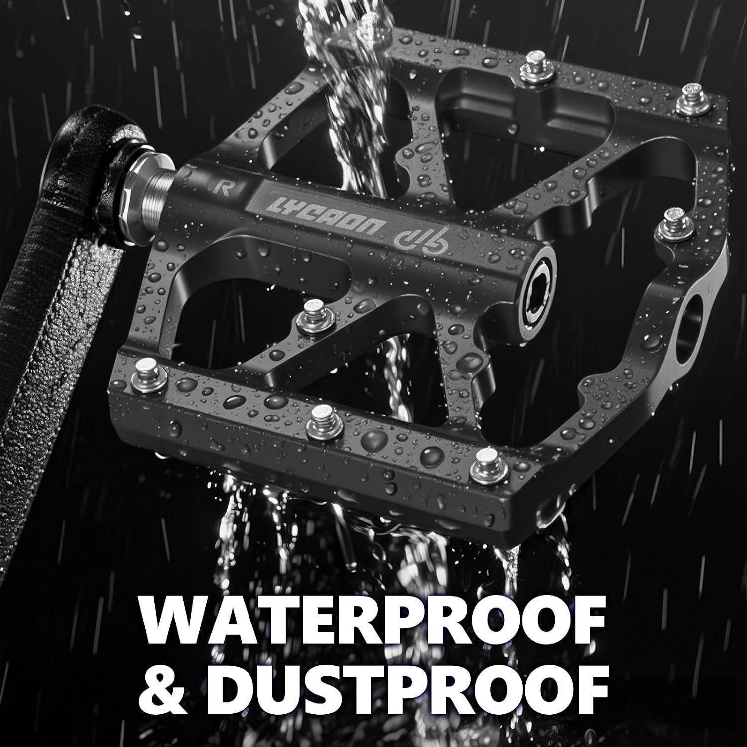 Schwarzes Fahrradpedal unter fließendem Wasser und Regen dargestellt, wobei hervorgehoben wird, dass es wasserdicht und staubdicht ist.