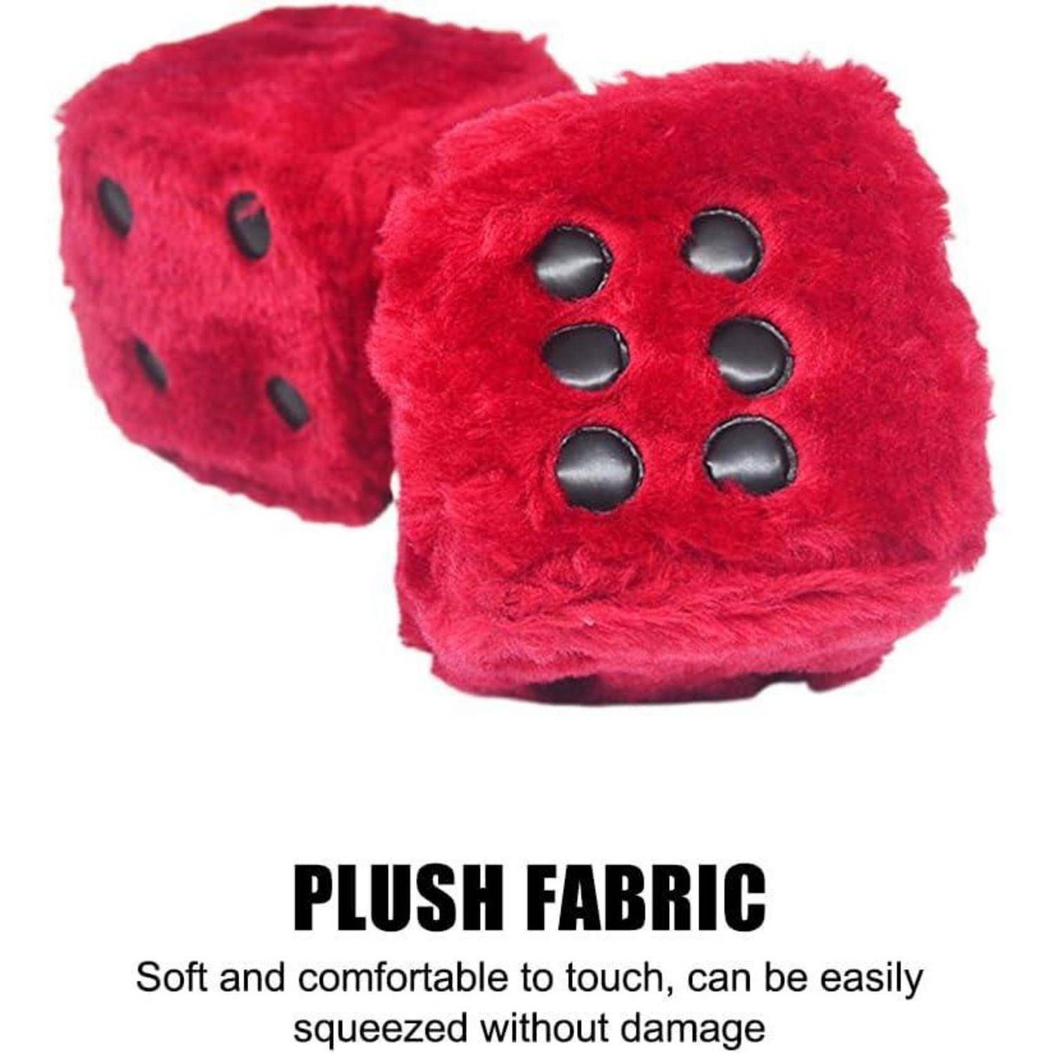 Rote flauschige Würfel mit schwarzen Punkten und dem Text „PLÜSCHSTOFF