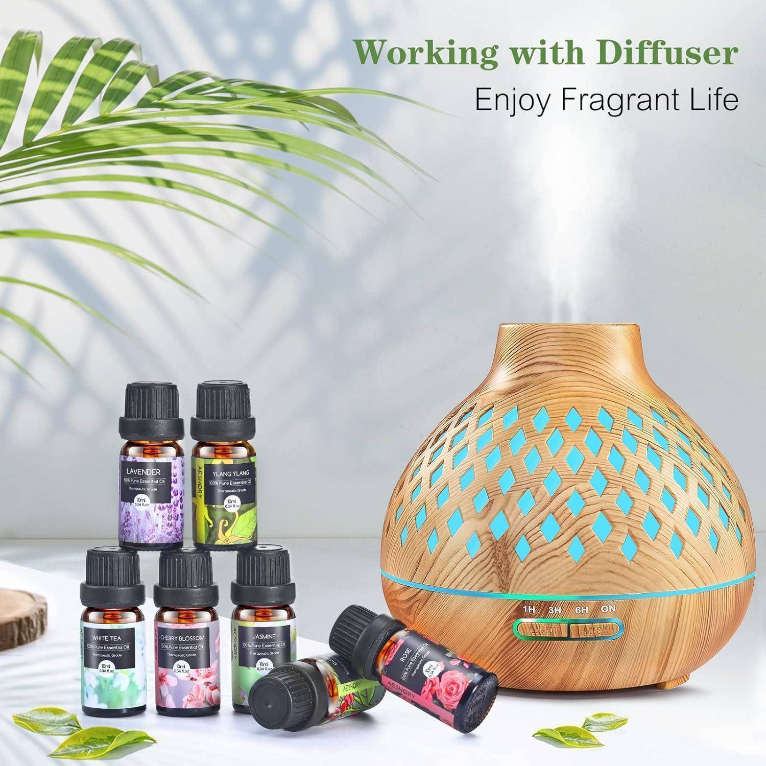 Werbebild eines Diffusors mit Holzmaserung und blauem Licht mit Flaschen ätherischer Öle, beschriftet mit „Mit Diffuser arbeiten