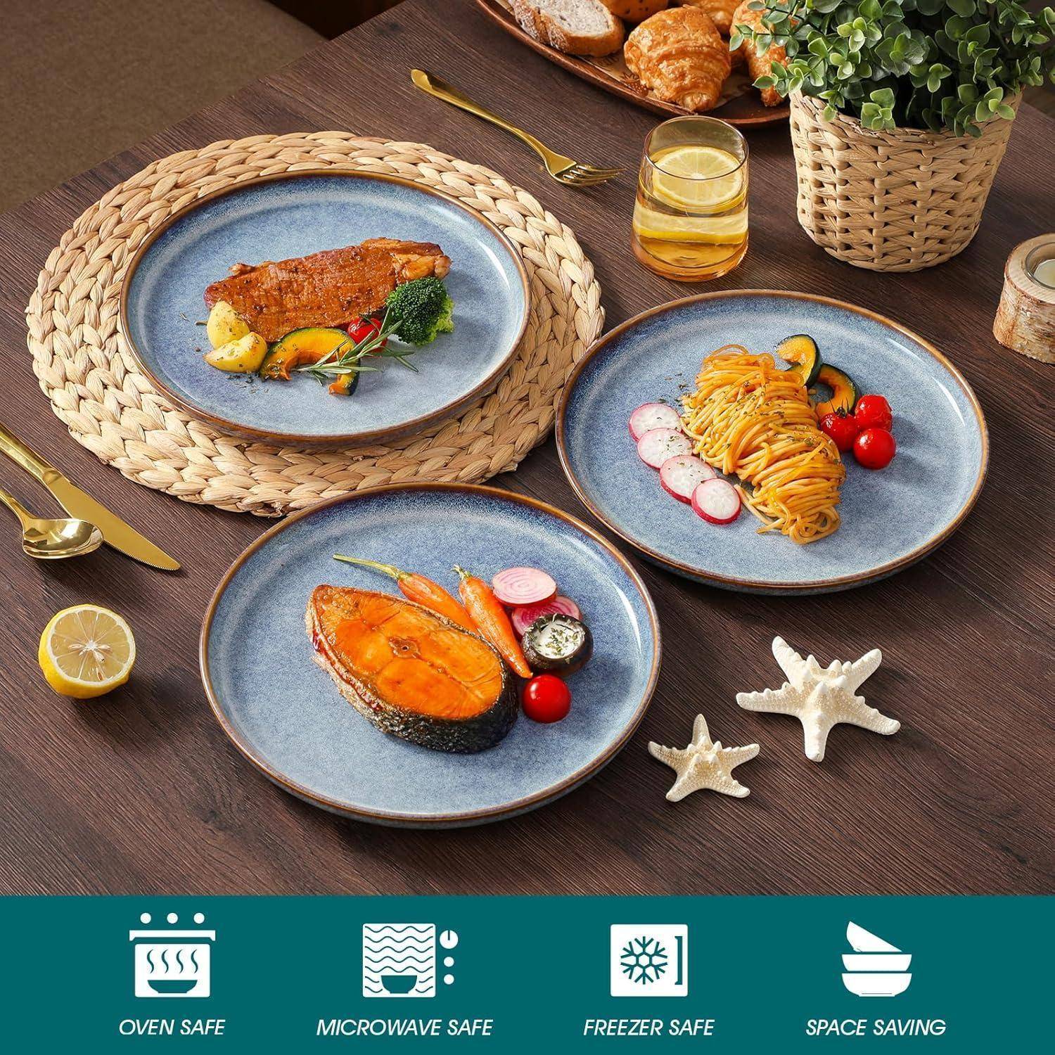 Drei arrangierte Meeresfrüchte-Mahlzeiten auf einem Holztisch, mit Symbolen, die anzeigen, dass die Gerichte ofensicher, mikrowellensicher, gefriersicher und platzsparend sind.