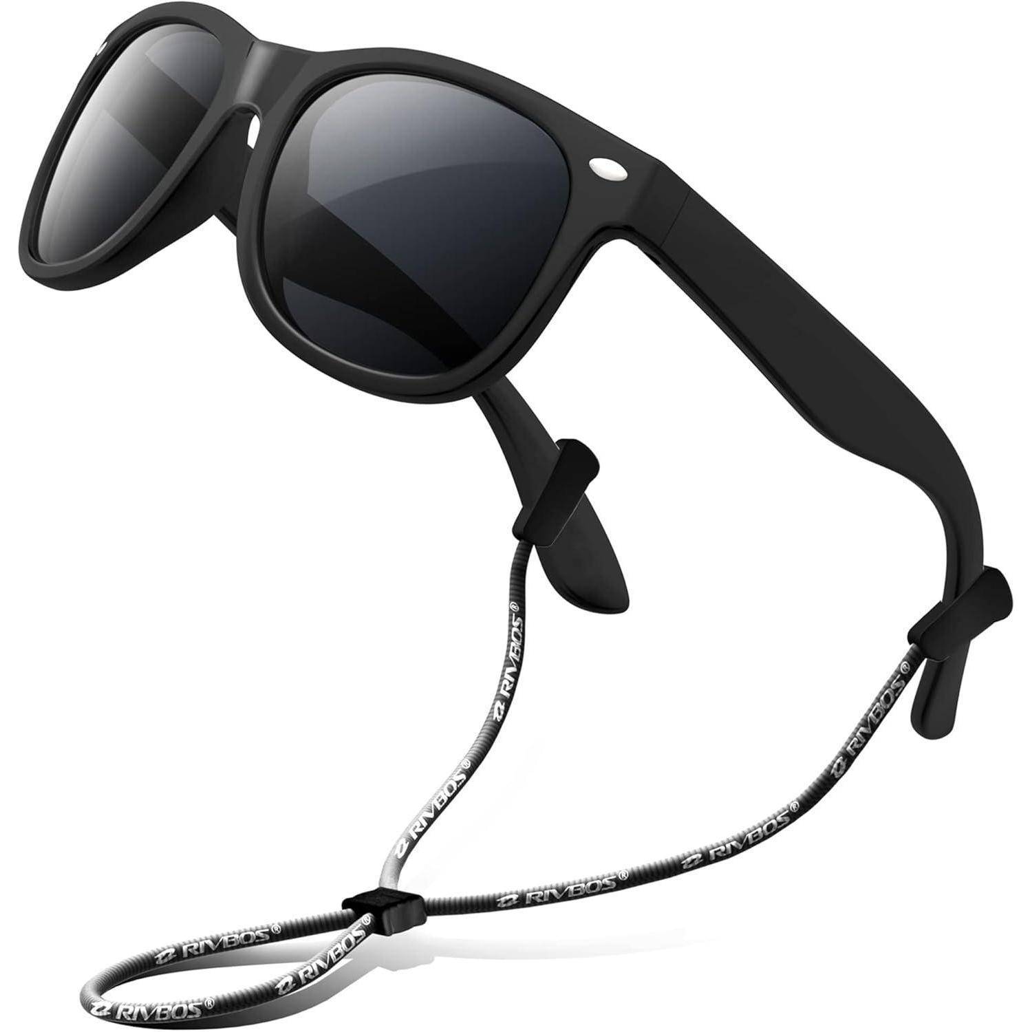 Schwarze Wraparound-Sonnenbrille mit einem abnehmbaren Kordelzug oder Riemen, der an den Bügeln befestigt ist, vor weißem Hintergrund dargestellt.