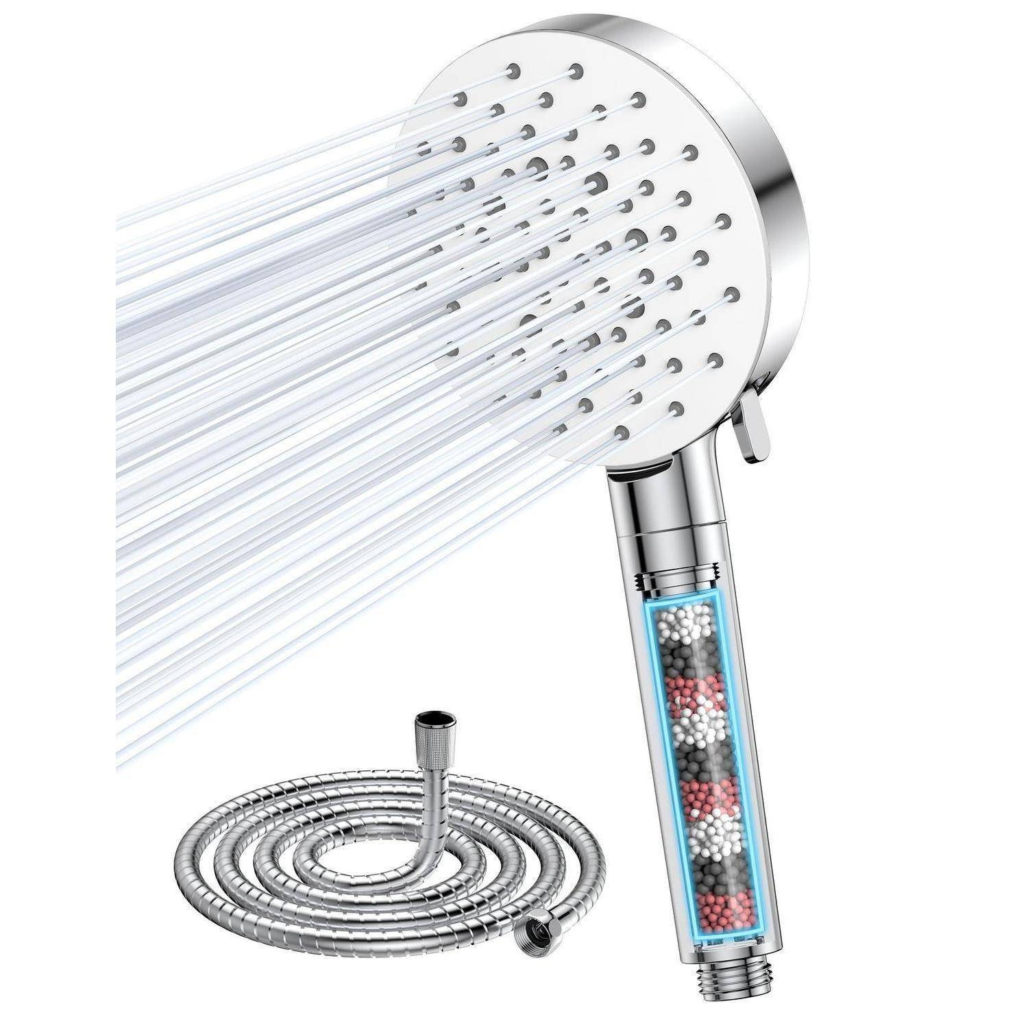 Verchromter tragbarer Duschkopf mit Wasserspray, Schlauch mit Spiralwindung und transparentem Griff, in dem mehrfarbige Filterperlen sichtbar sind.