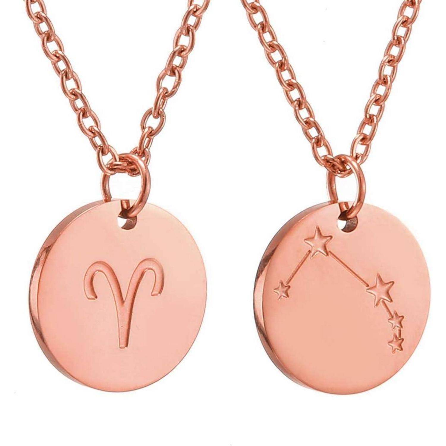 Zwei Roségold-Anhängerketten mit runden Anhängern, eine mit dem Widder-Symbol graviert und die andere mit einem Sternbild-Design.