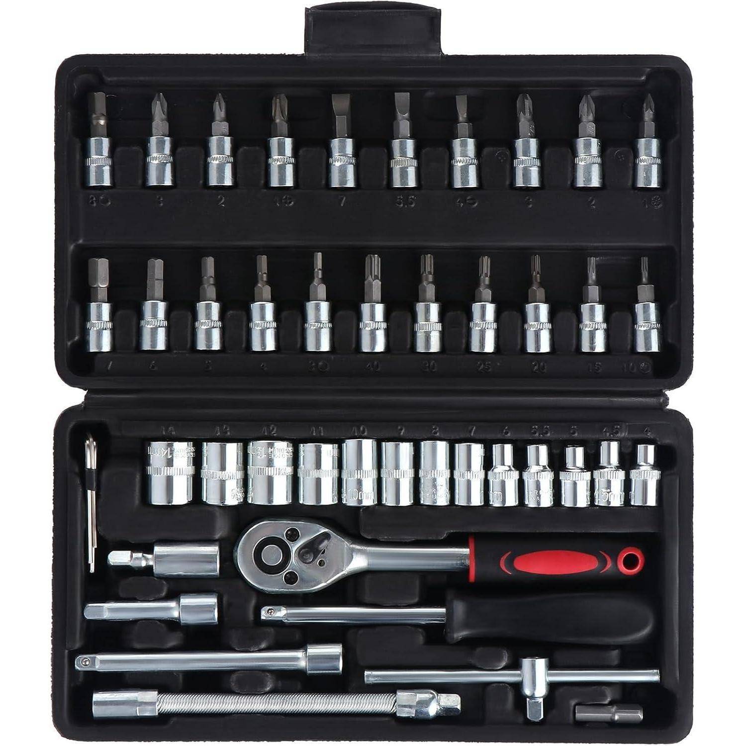 Steckschlüssel- und Schraubendreher-Bit-Set in einem schwarzen Koffer mit Ratsche, Verlängerungen und sortierten Steckschlüsseln und Bits, die in Fächern organisiert sind.
