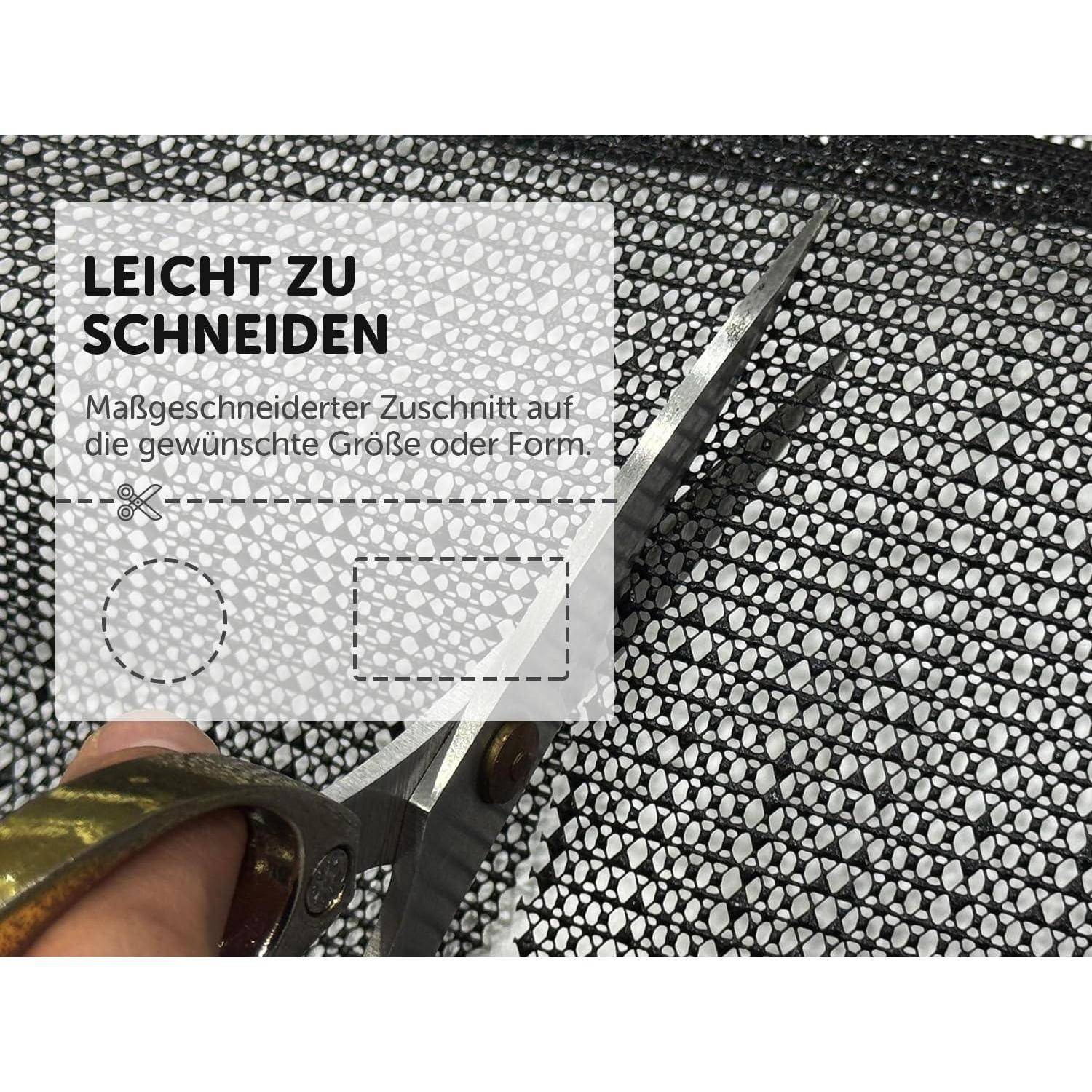 Schere schneidet einen gemusterten Stoff mit überlagerten deutschen Texten: „LEICHT ZU SCHNEIDEN