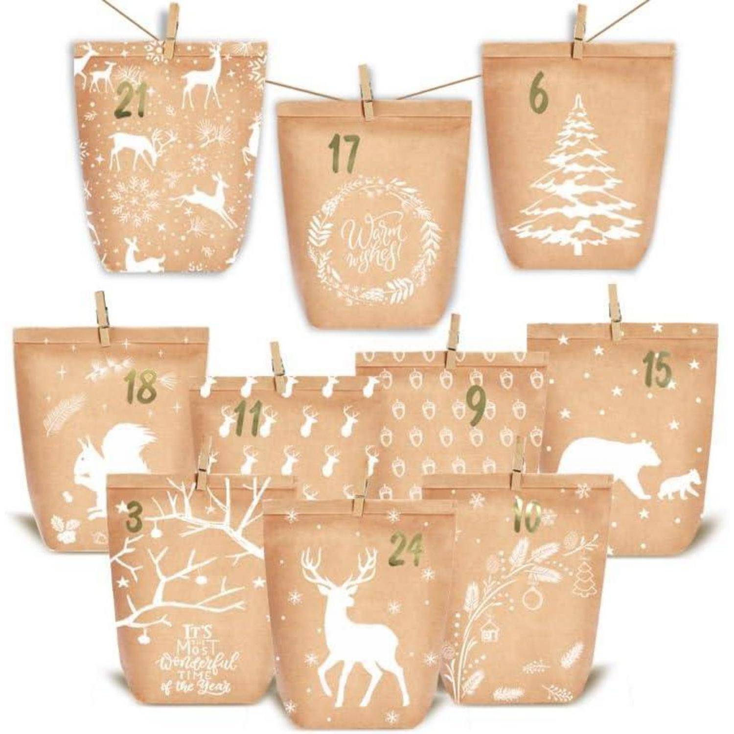 Assortierte braune Papiertüten für einen Adventskalender, die an einer Schnur mit Klammern befestigt sind, jede nummeriert und mit weißen Feiertagsmotiven wie Rentieren, Baum, Kranz und Hirsch verziert.