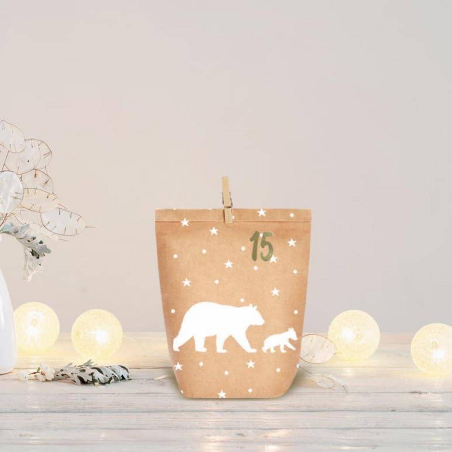 Braune Papiergeschenktüte mit Weiß-Bären- und Junges-Design, gekennzeichnet mit „15