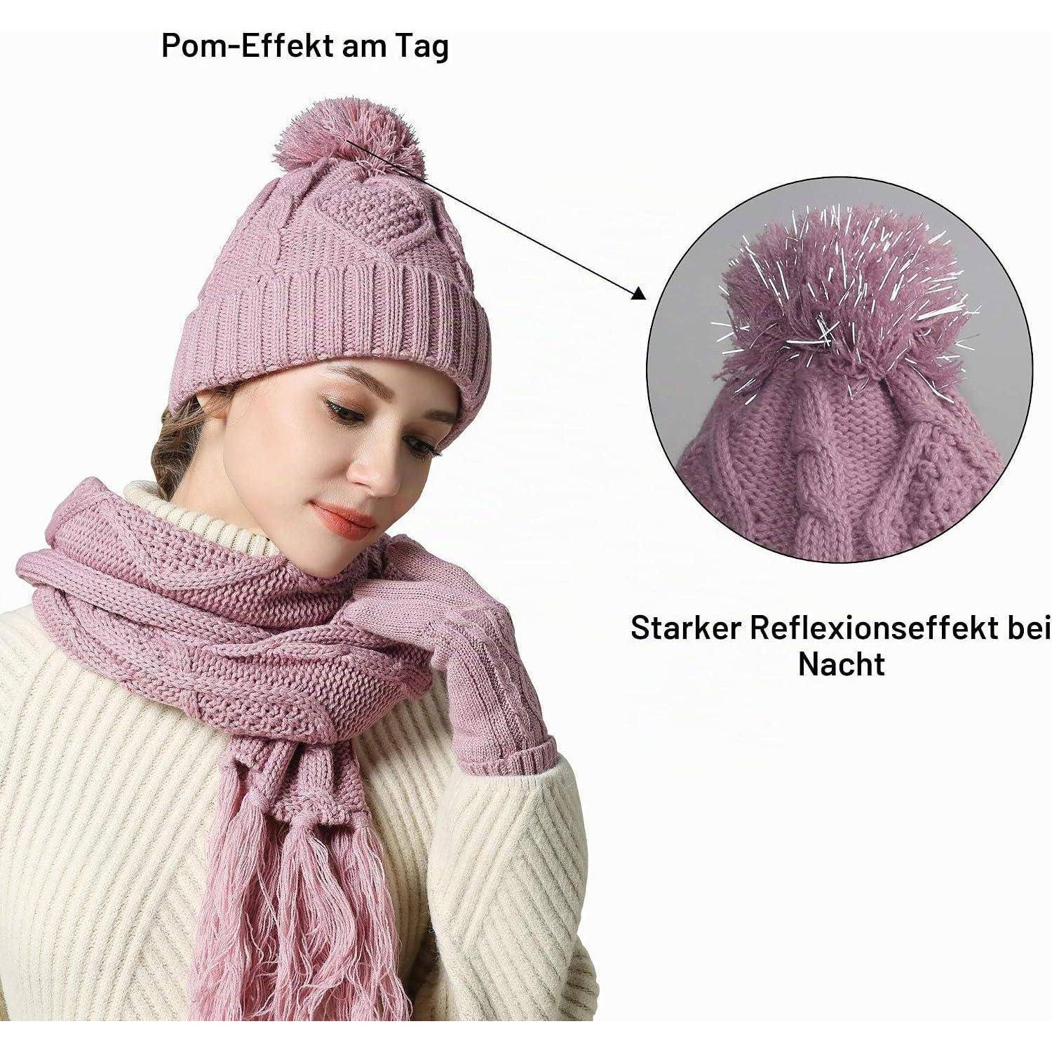 Frau mit rosa Strickmütze, Schal und Handschuhen; Einsatz zeigt reflektierende Strähnen auf der Bommel der Mütze, beschriftet mit „Pom-Effekt am Tag