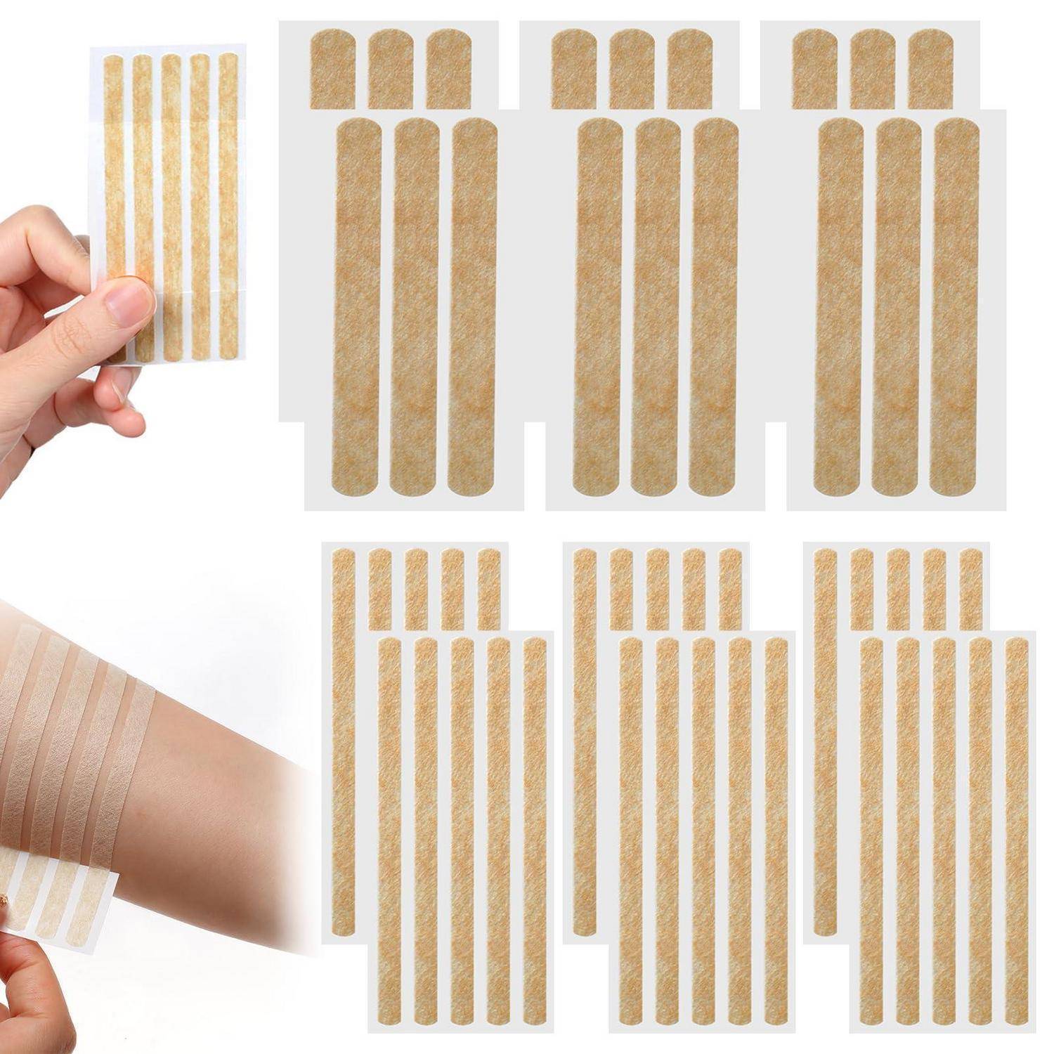 Hand wendet mehrere beige Haftpflaster-Streifen auf der Haut an, gezeigt mit einer Hand, die ein Streifenblatt hält, und mehreren Verbandpackungs-Layouts.