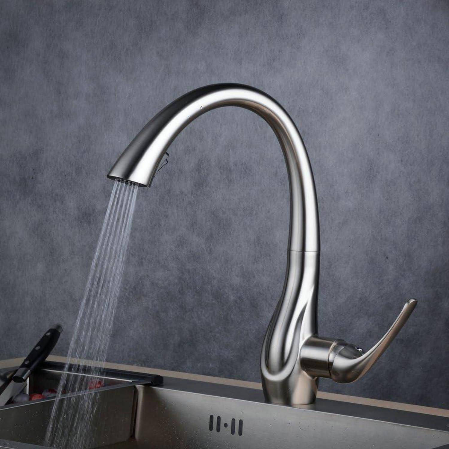 Chromglanz-Küchenarmatur mit fließendem Wasser in ein Edelstahlbecken vor einer grauen Rückwand.