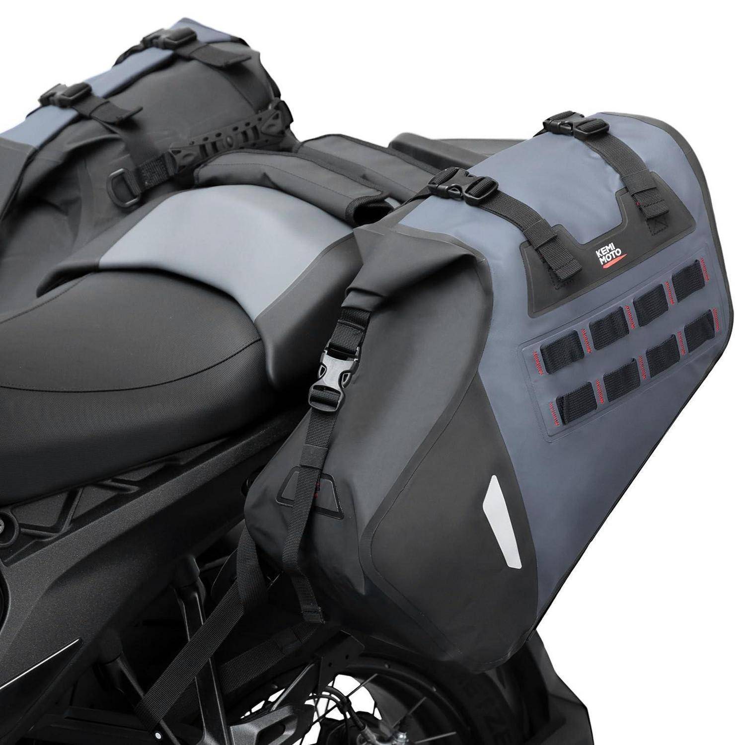 Motorrad-Seitentaschen und Hecktasche, die am Rücksitz und Gepäckträger befestigt sind und zeigen Gepäckaufbewahrung für Reisen.