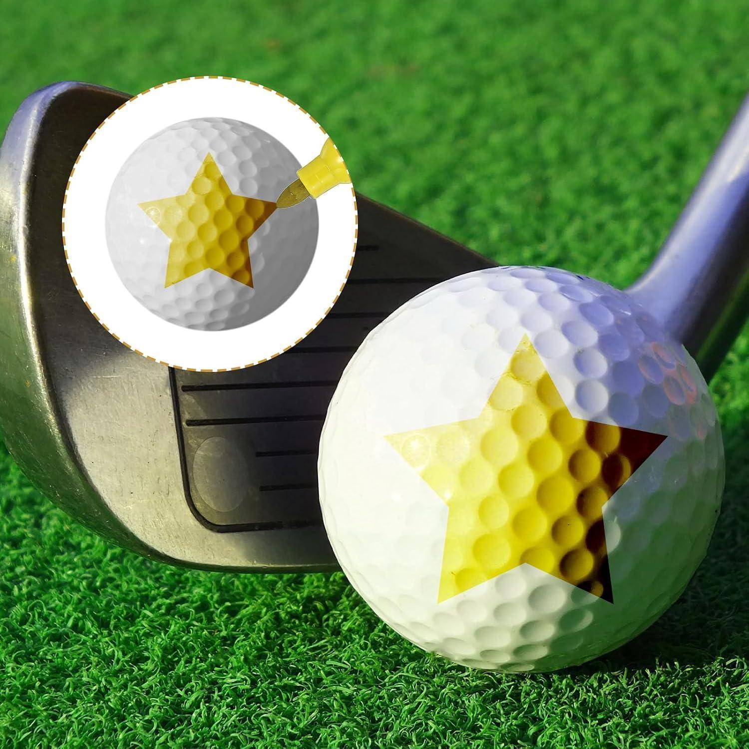 Nahaufnahme eines Golfschlägers und zwei Golfbälle auf grünem Rasen, jeweils mit einem gelben Stern-Grafikzeichen gekennzeichnet.