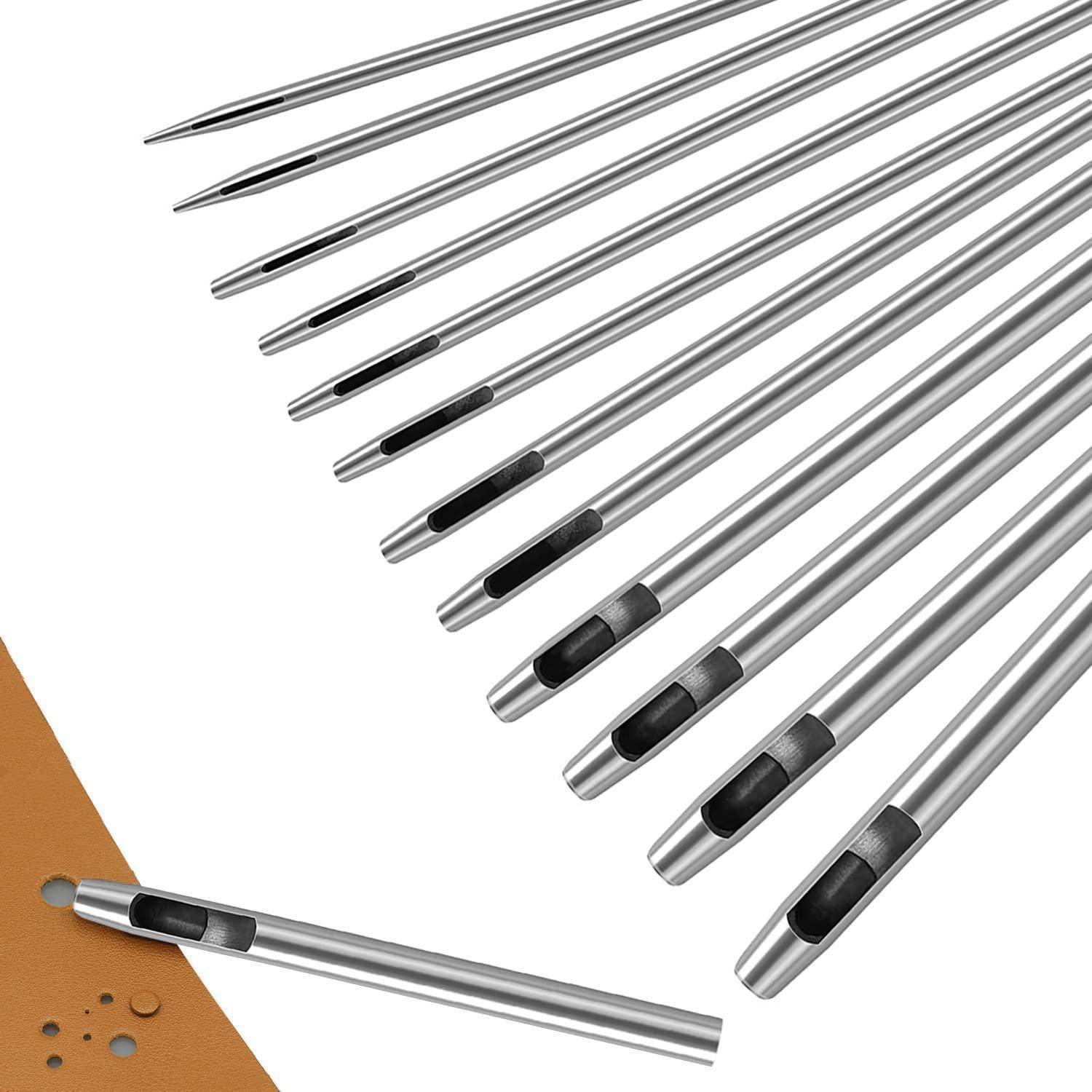 Nahaufnahme mehrerer Edelstahlstäbe mit spitzen Enden und schwarzen Griffbereichen, fächerförmig ausgebreitet über einem kleinen Metallwerkstück mit gebohrten Löchern.