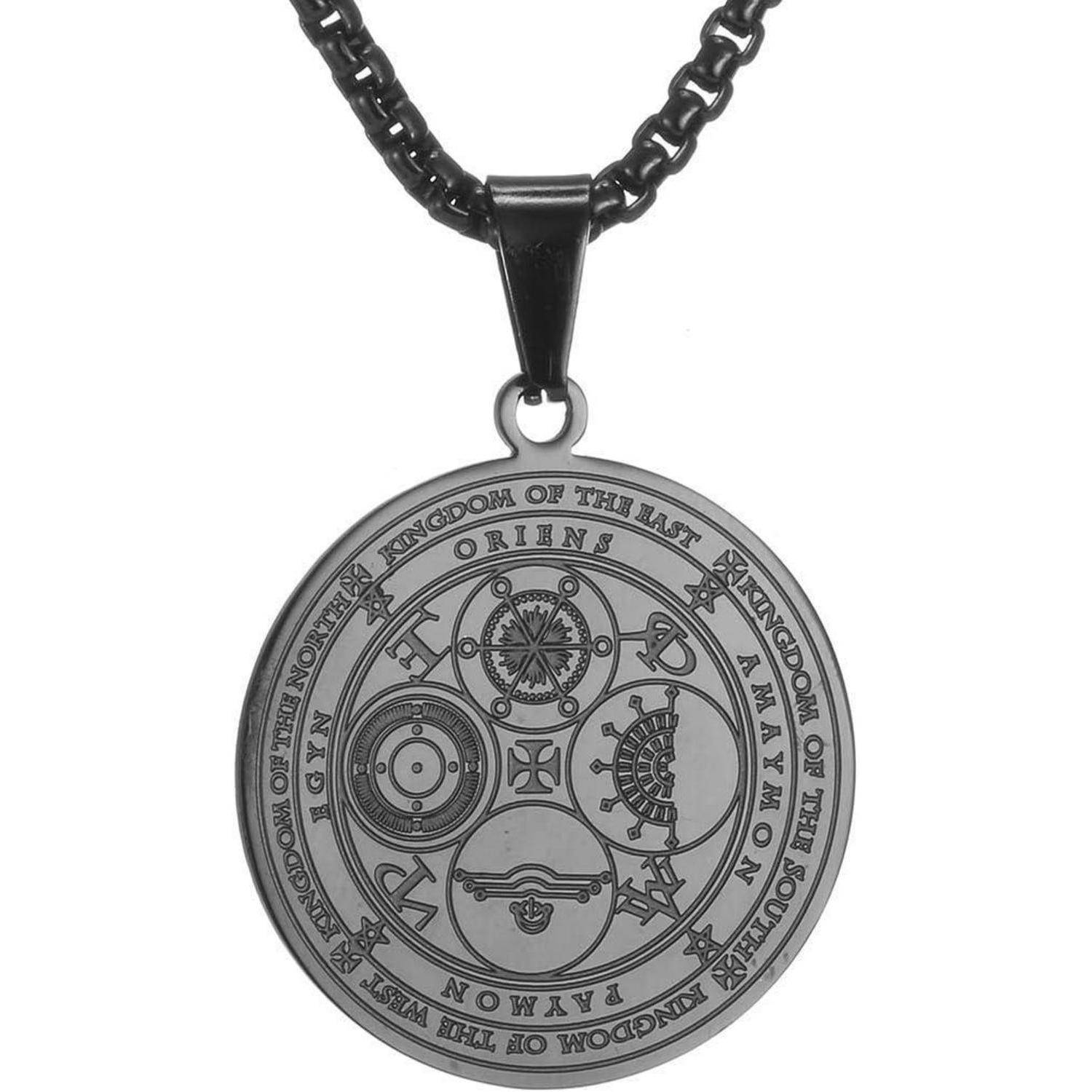 Schwarze Kettenkette mit rundem Metallanhänger, der mit einem verzierten Kreissymbol und lateinischem Text graviert ist, auf weißem Hintergrund gezeigt.
