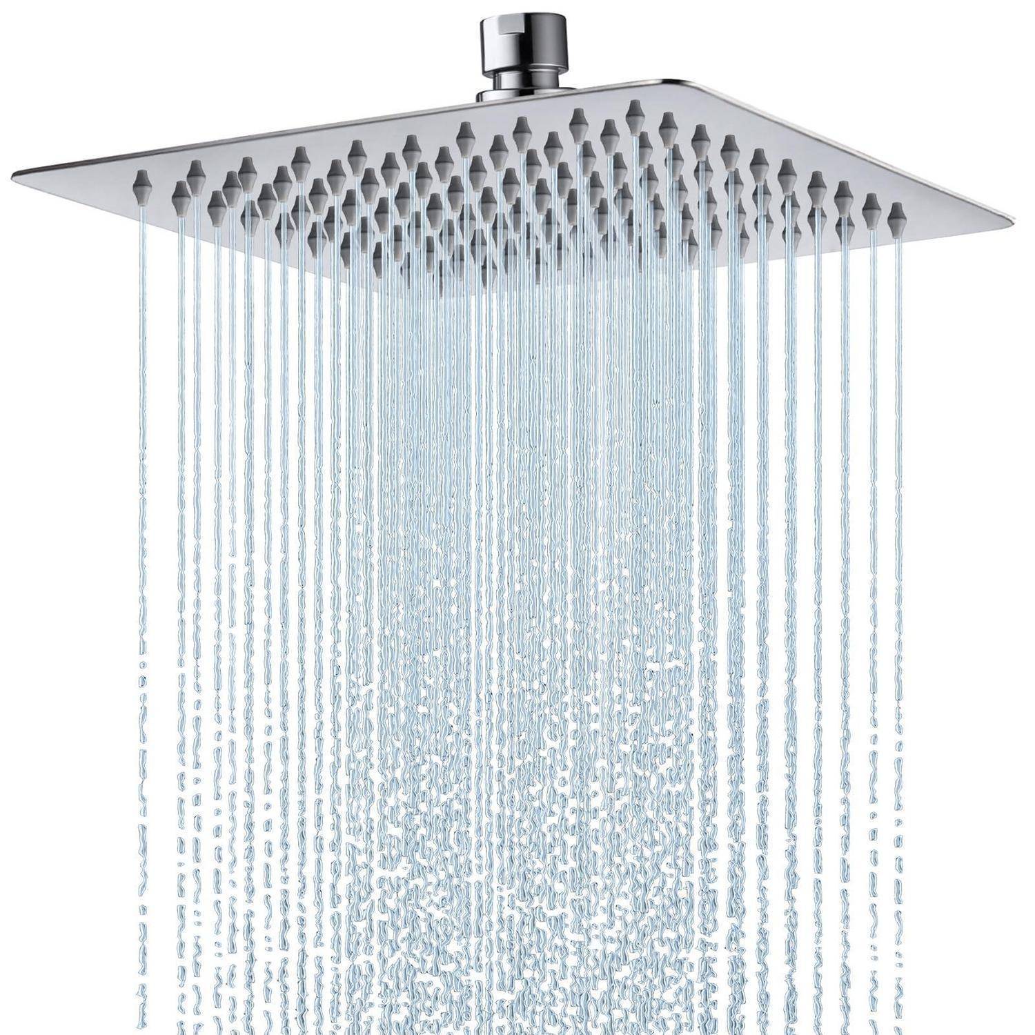 Quadratischer verchromter Regenduschkopf, der Wasser in einem breiten, gleichmäßigen Strahl nach unten sprüht.