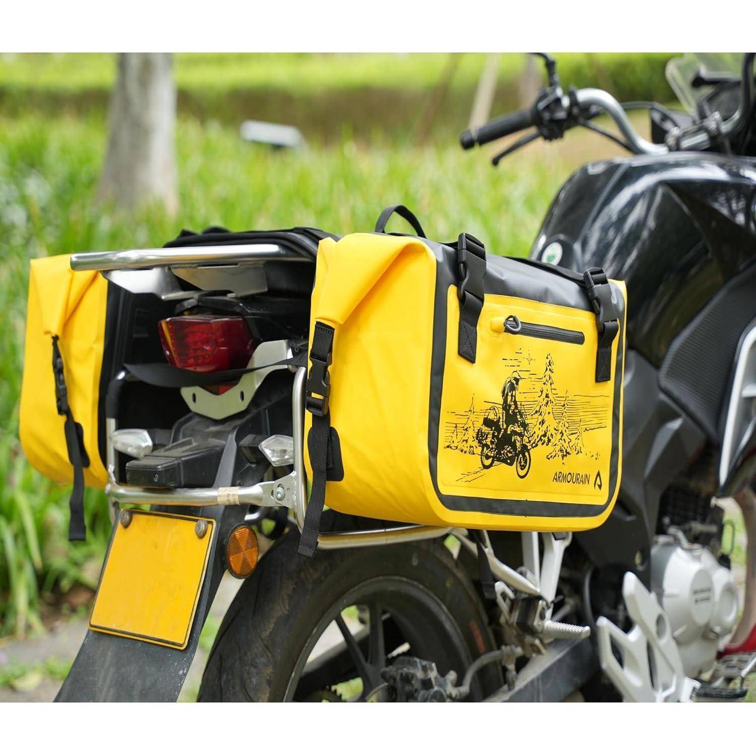 Motorrad mit leuchtend gelben Seitentaschen und Hecktasche, geparkt im Freien auf einem grasigen Straßenrand.