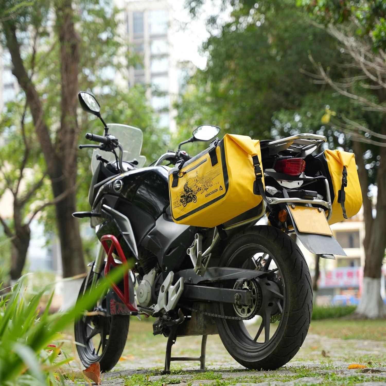 Ein abgestelltes Motorrad mit leuchtend gelben Liefertaschen, von hinten auf einem baumgesäumten Weg fotografiert.