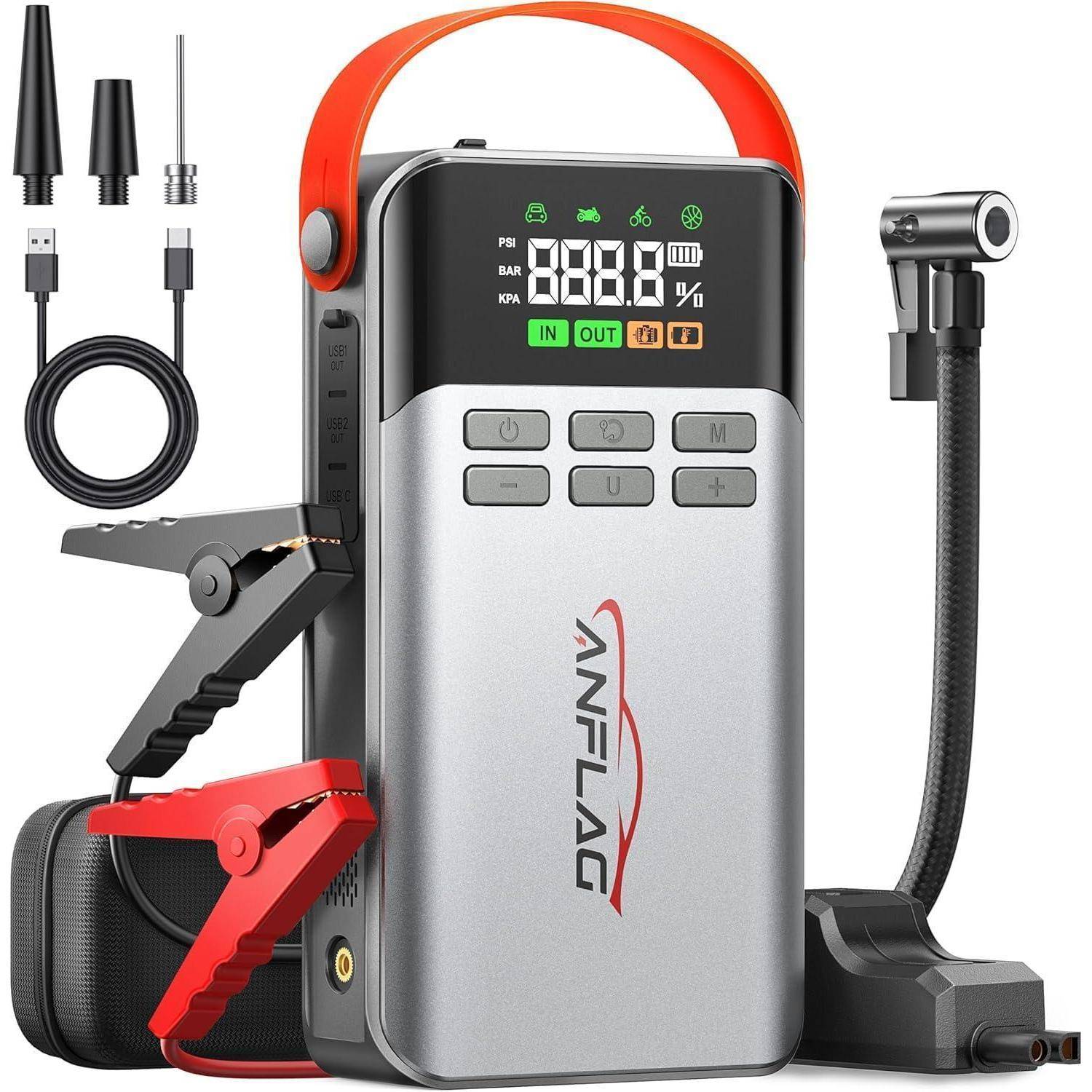 Tragbarer Starthilfegerät und Reifenluftpumpe mit digitalem Display, Luftschlauch, Klemmen, USB-Ladekabel und Tragetasche auf weißem Hintergrund.