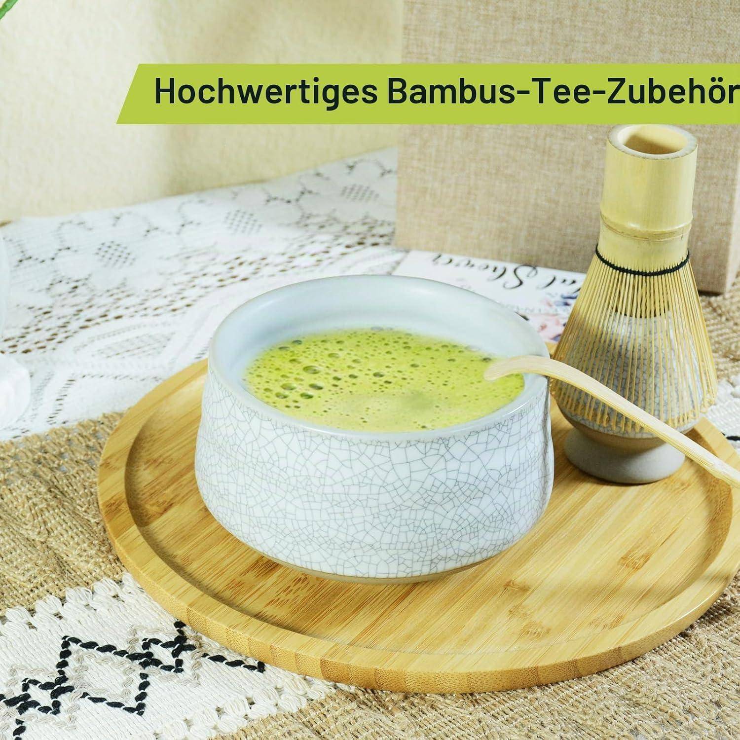 Ein Bambus-Teeset mit einer Keramikschale mit schaumigem grünem Tee, Schneebesen und Bambusbrett, beschriftet mit „Hochwertiges Bambus-Tee-Zubehör".