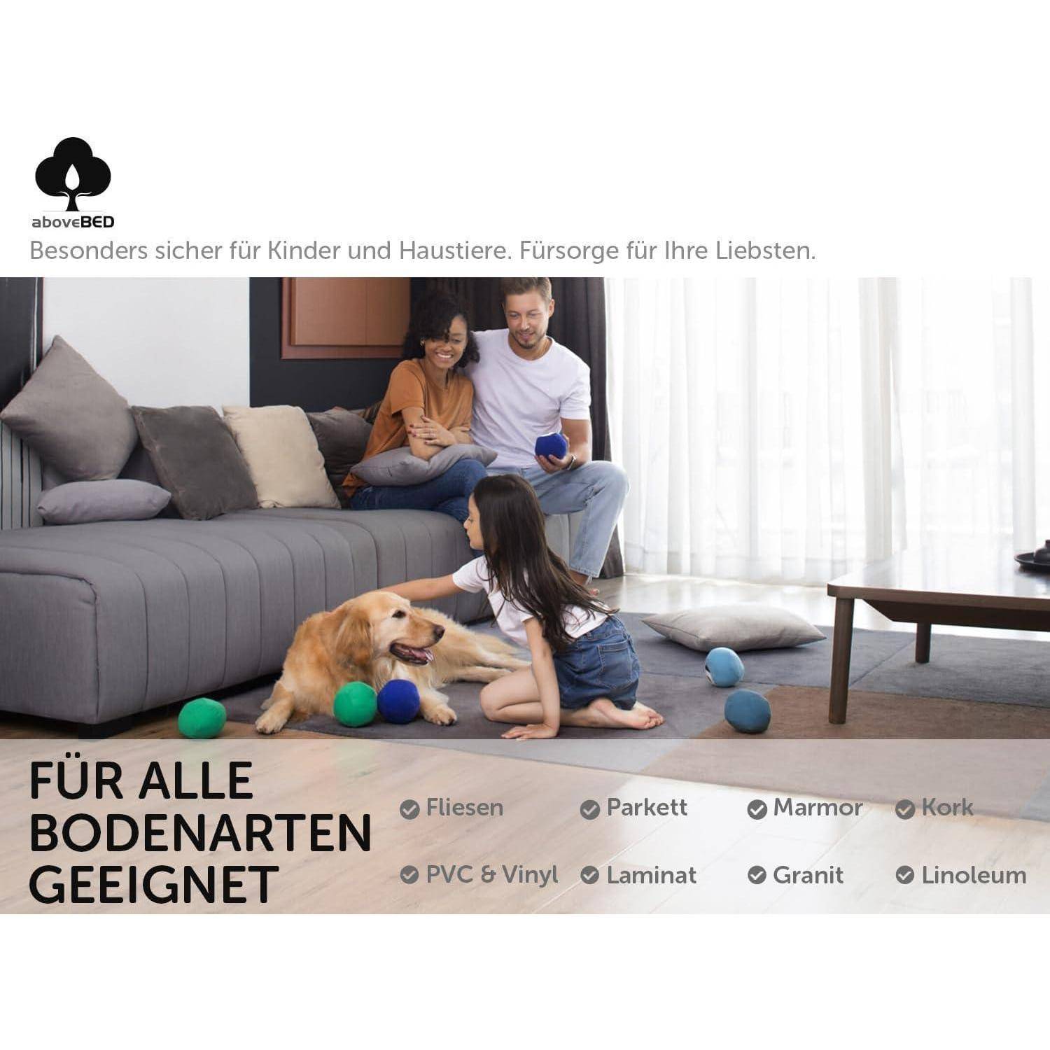 Werbung für aboveBED mit einer Familie auf einem Bett und einem Kind mit einem Hund, mit Text, der besagt, dass es besonders sicher für Kinder und Haustiere ist und für alle Bodentypen geeignet ist.