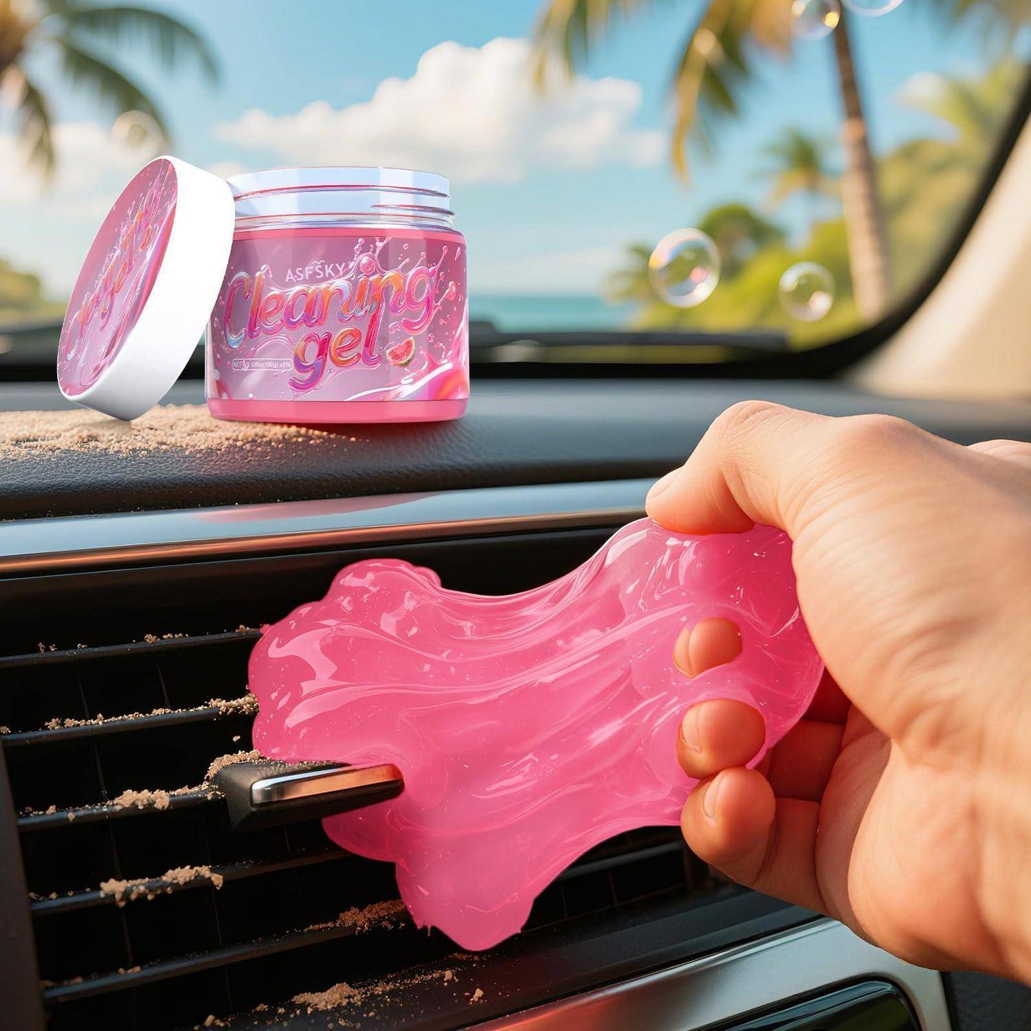 Hand hält rosa geleeartiges Reinigungsgel gegen einen Autolüftungsschlitz, mit einem rosa Reinigungsgel-Behälter auf dem Armaturenbrett.