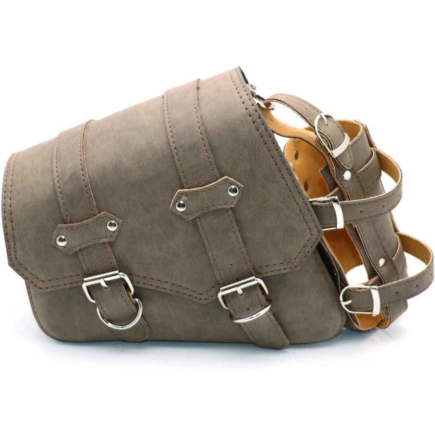 Graue Ledersatteltasche mit Schnallengurten und Metallringen, auf weißem Hintergrund gezeigt.